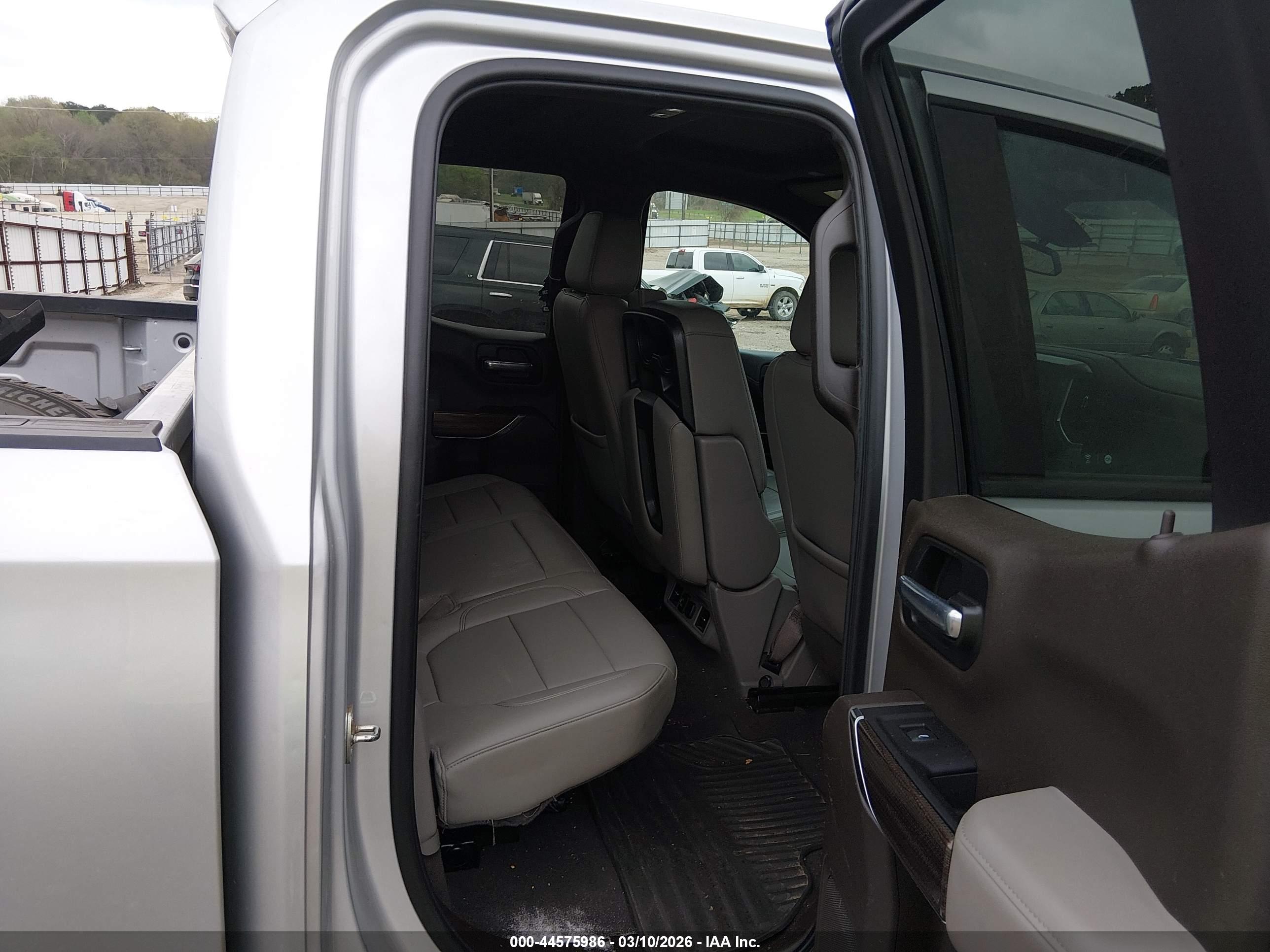 CHEVROLET SILVERADO image 8