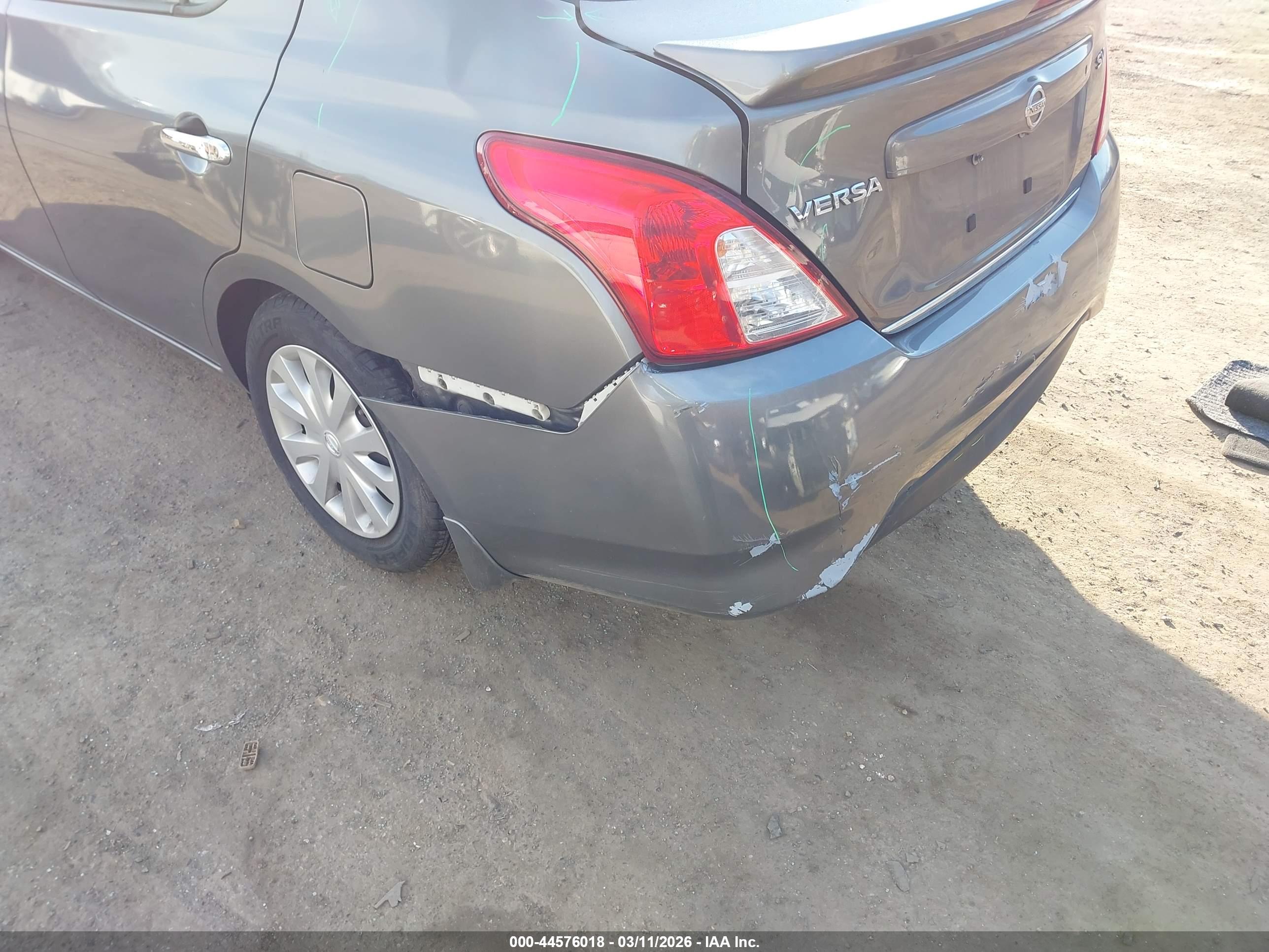 NISSAN VERSA image 6