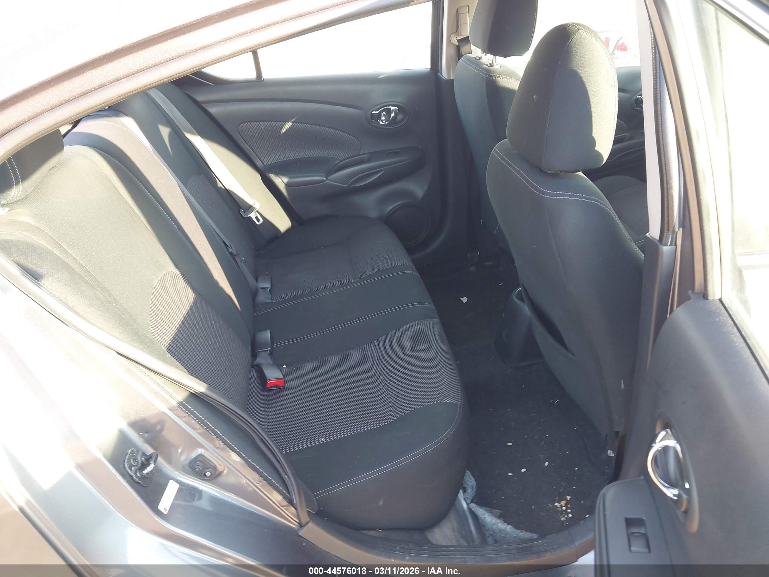 NISSAN VERSA image 8