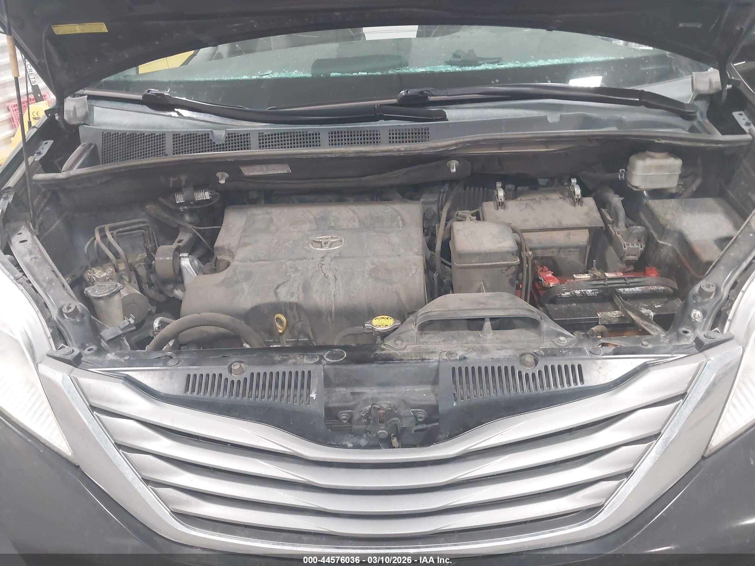 TOYOTA SIENNA image 10