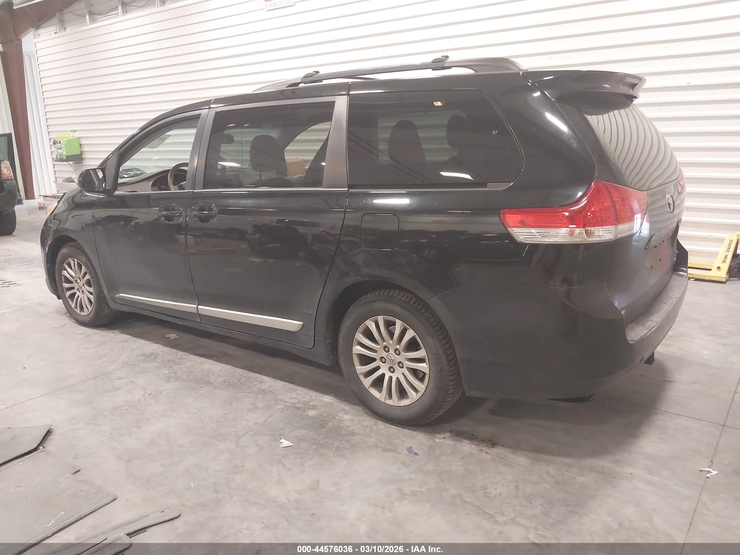 TOYOTA SIENNA image 3