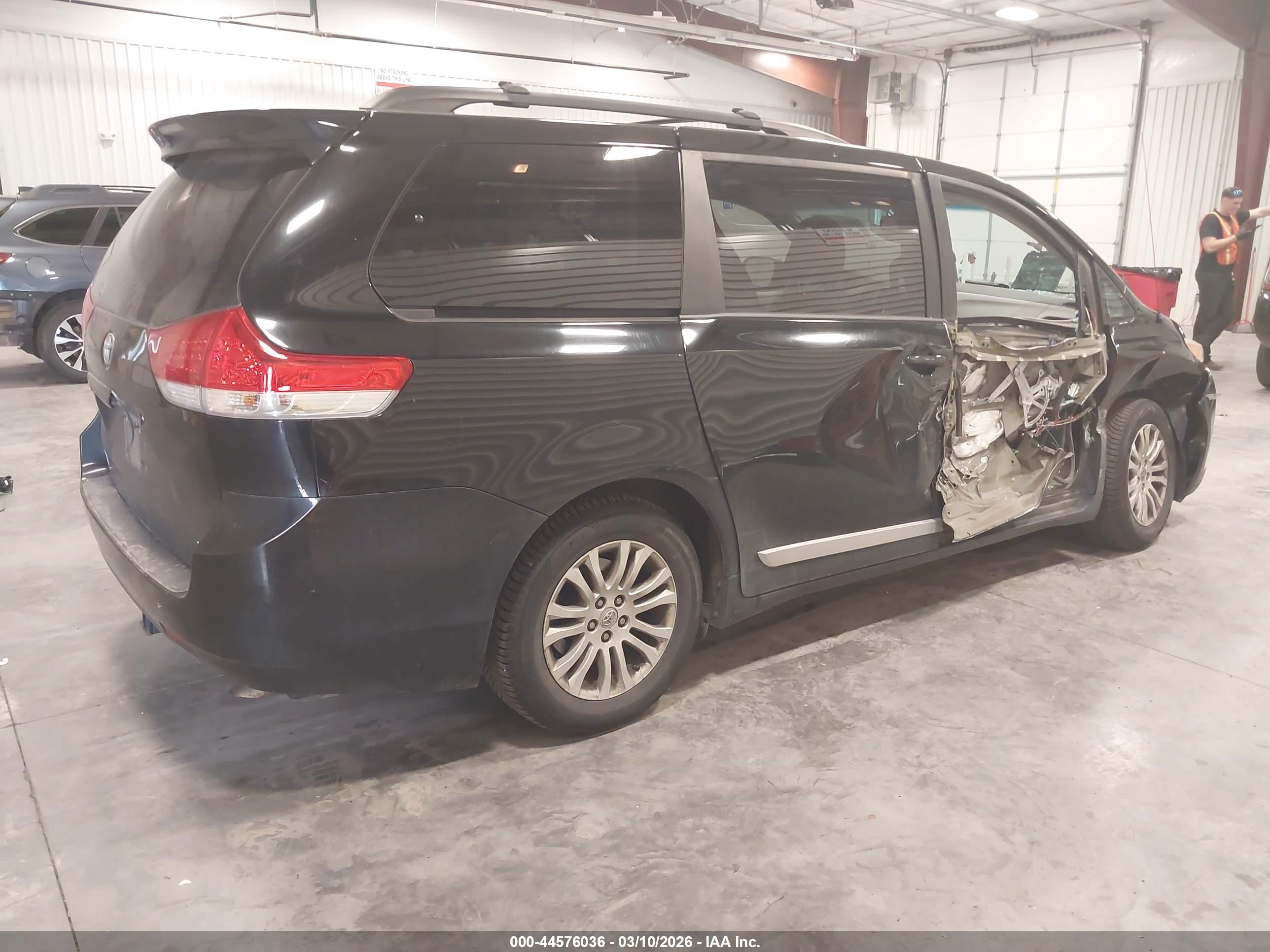TOYOTA SIENNA image 4