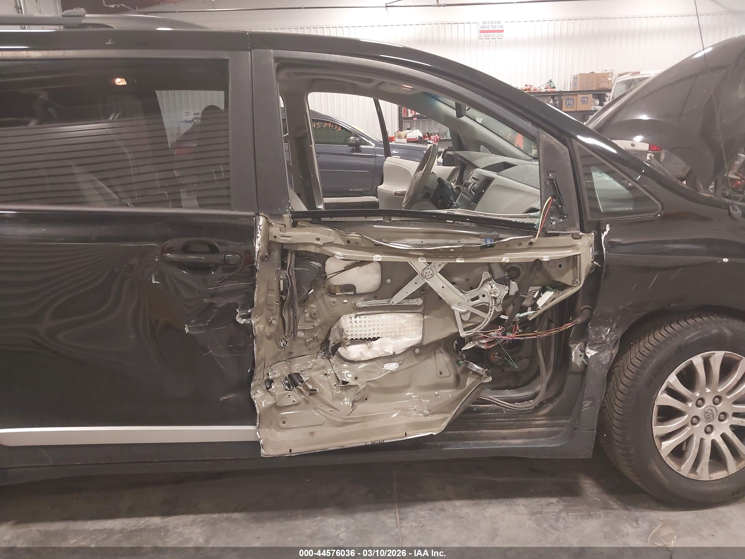 TOYOTA SIENNA image 6