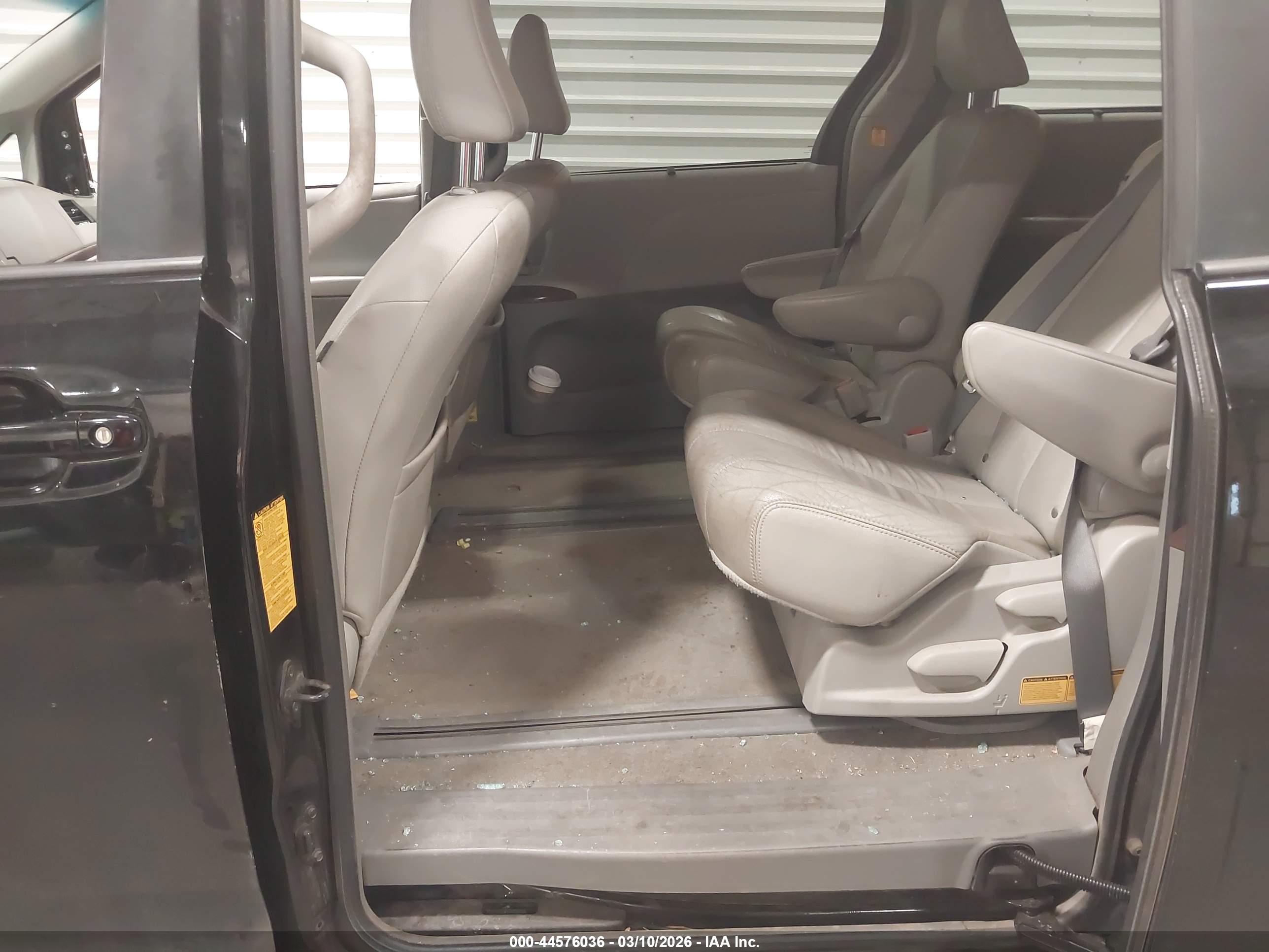 TOYOTA SIENNA image 8