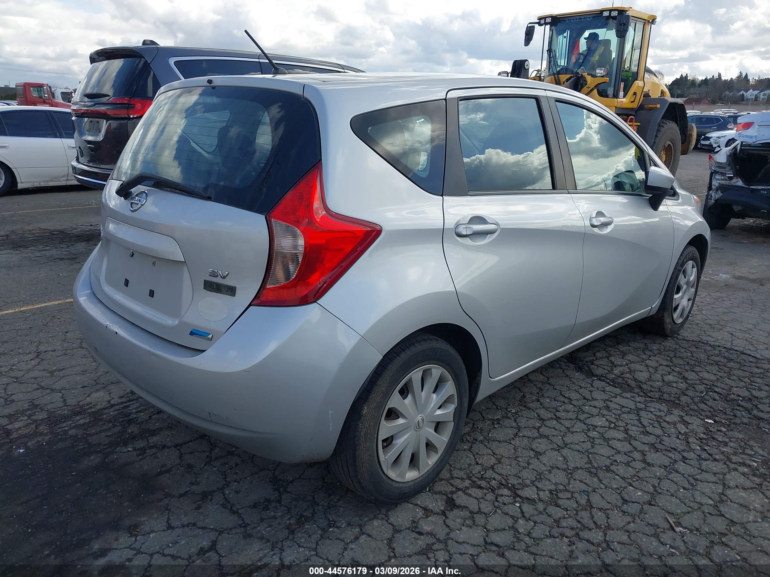 NISSAN VERSA image 4