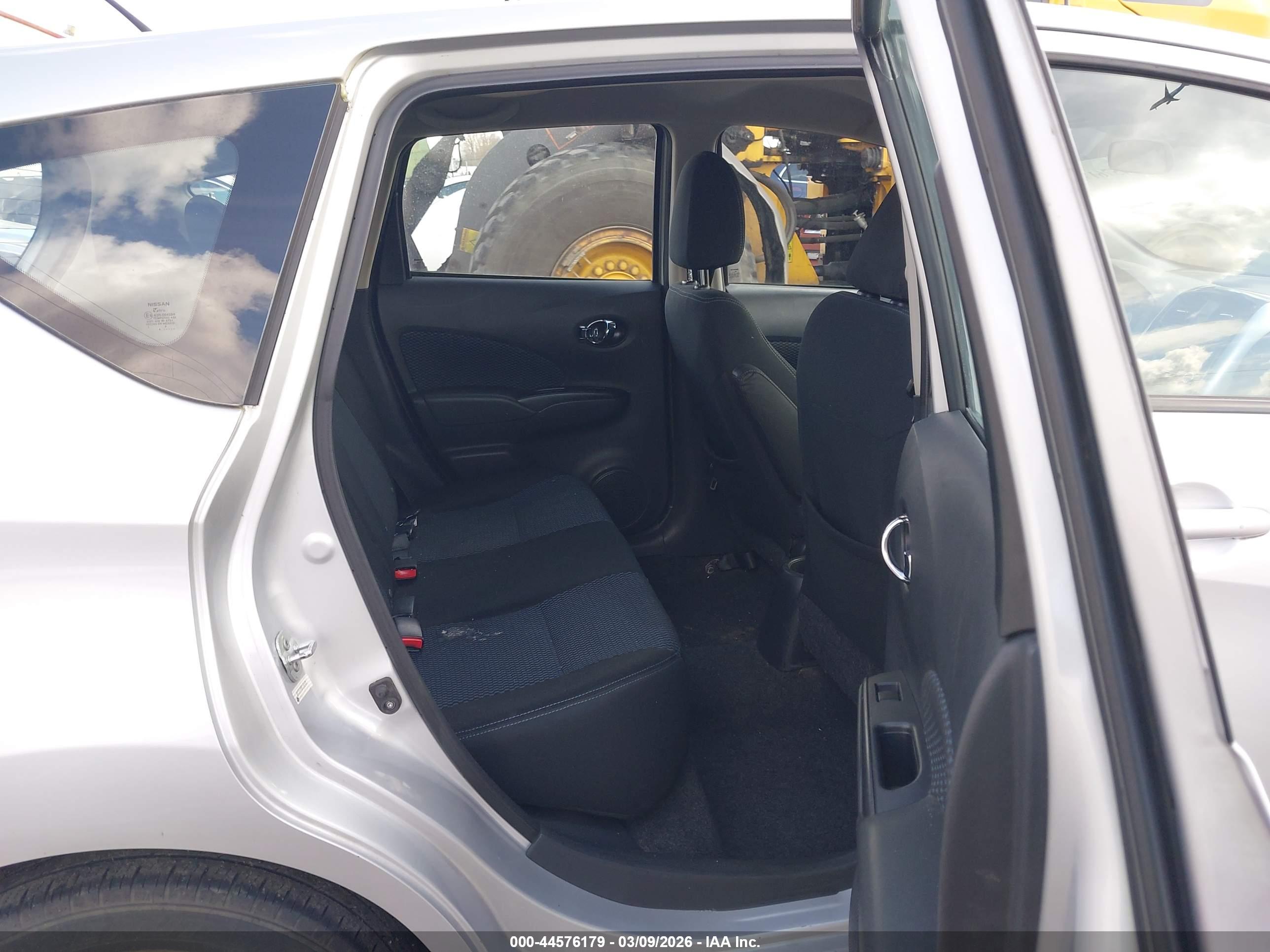 NISSAN VERSA image 8