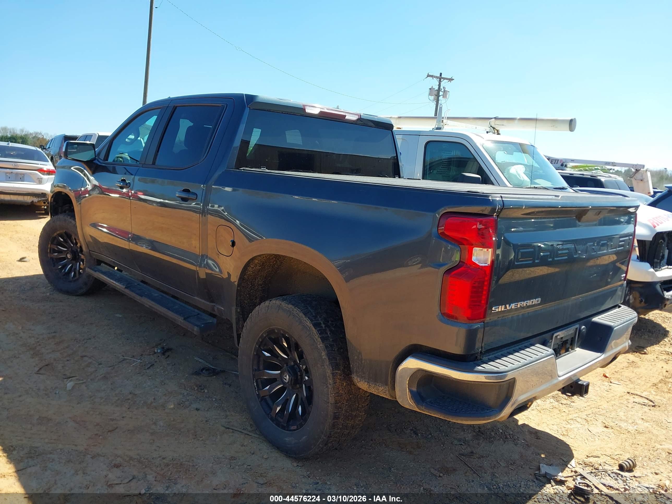CHEVROLET SILVERADO image 3
