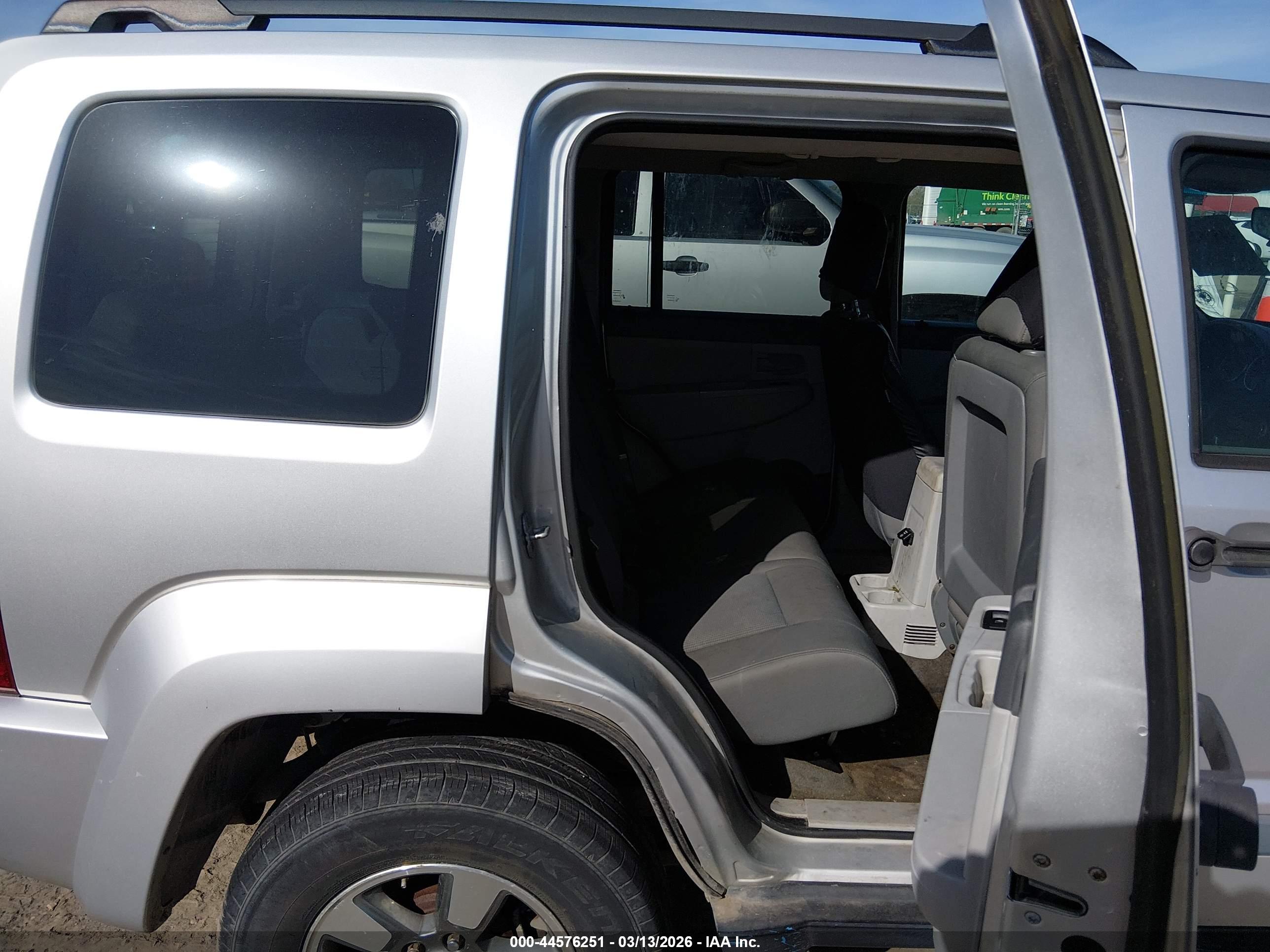 JEEP LIBERTY image 8