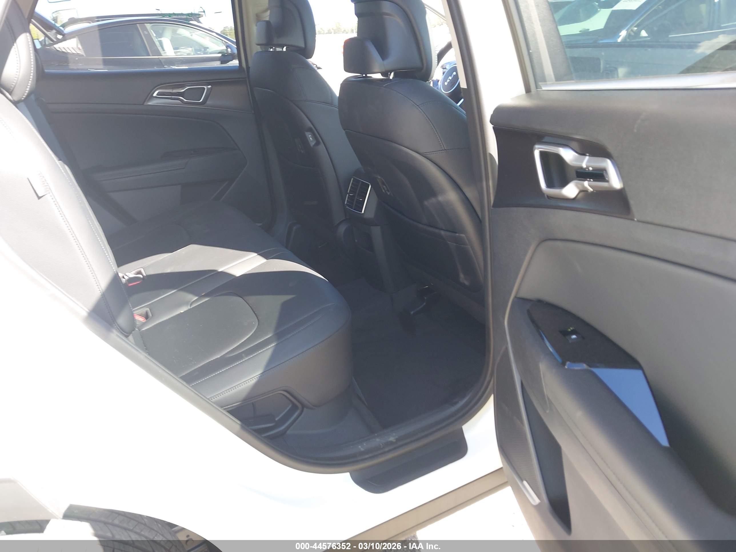 KIA SPORTAGE image 8