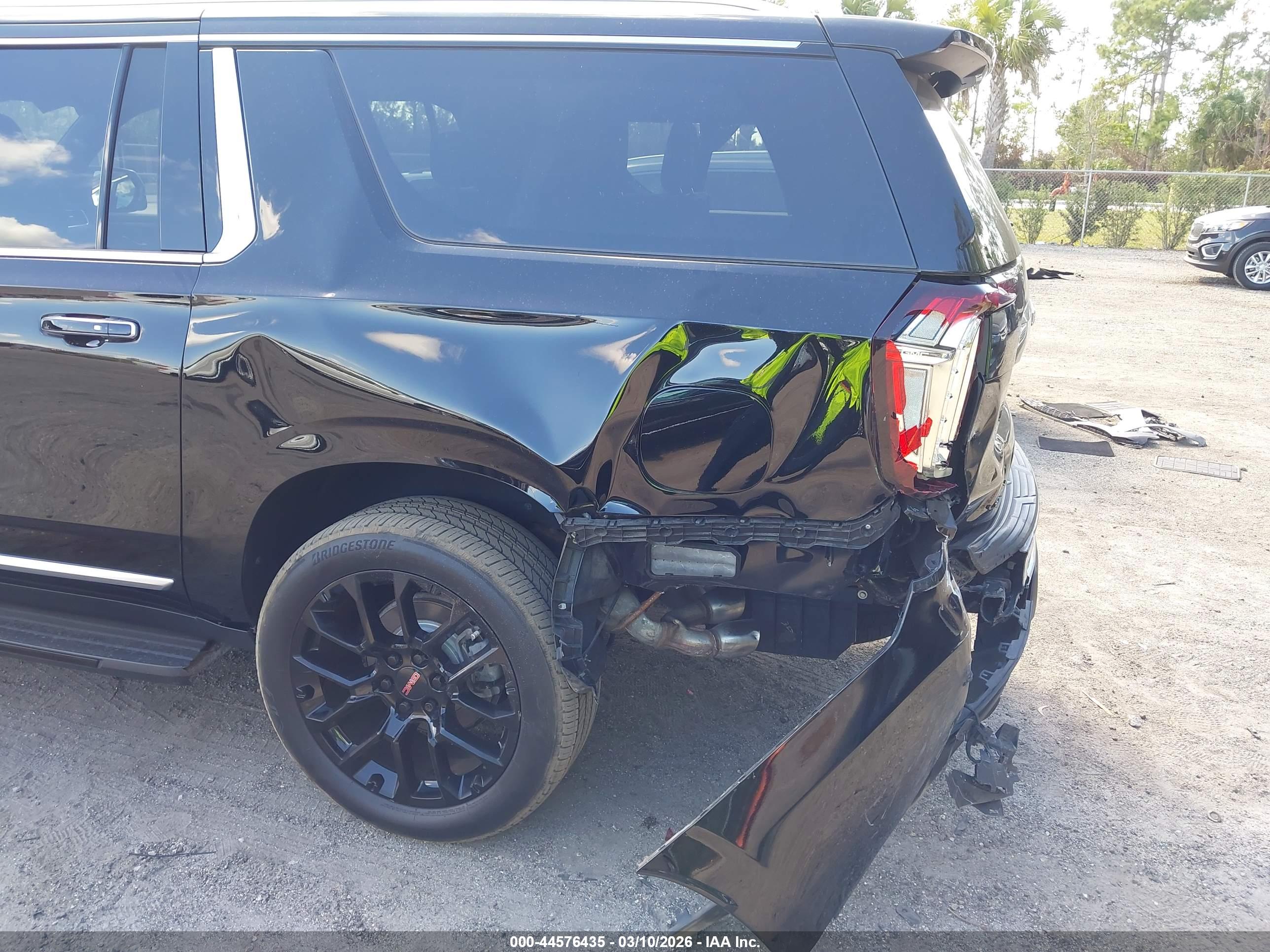 GMC YUKON image 6