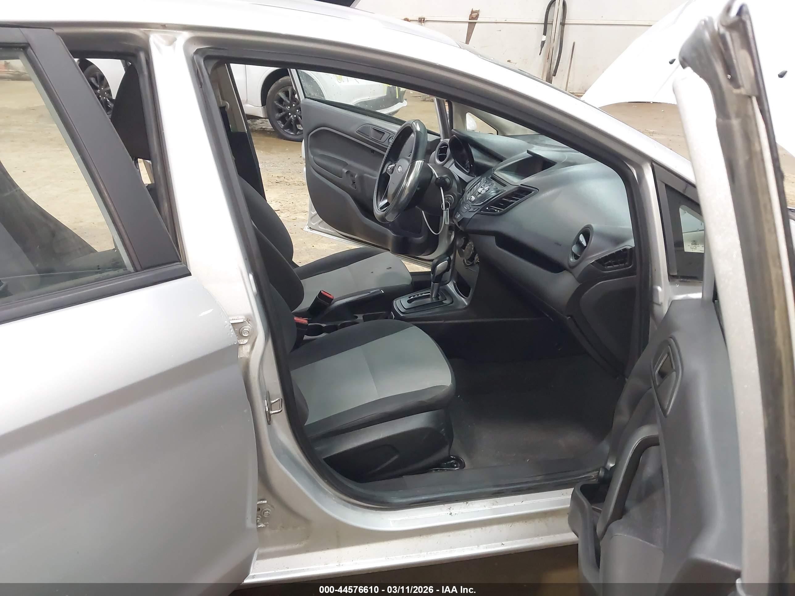 FORD FIESTA image 5
