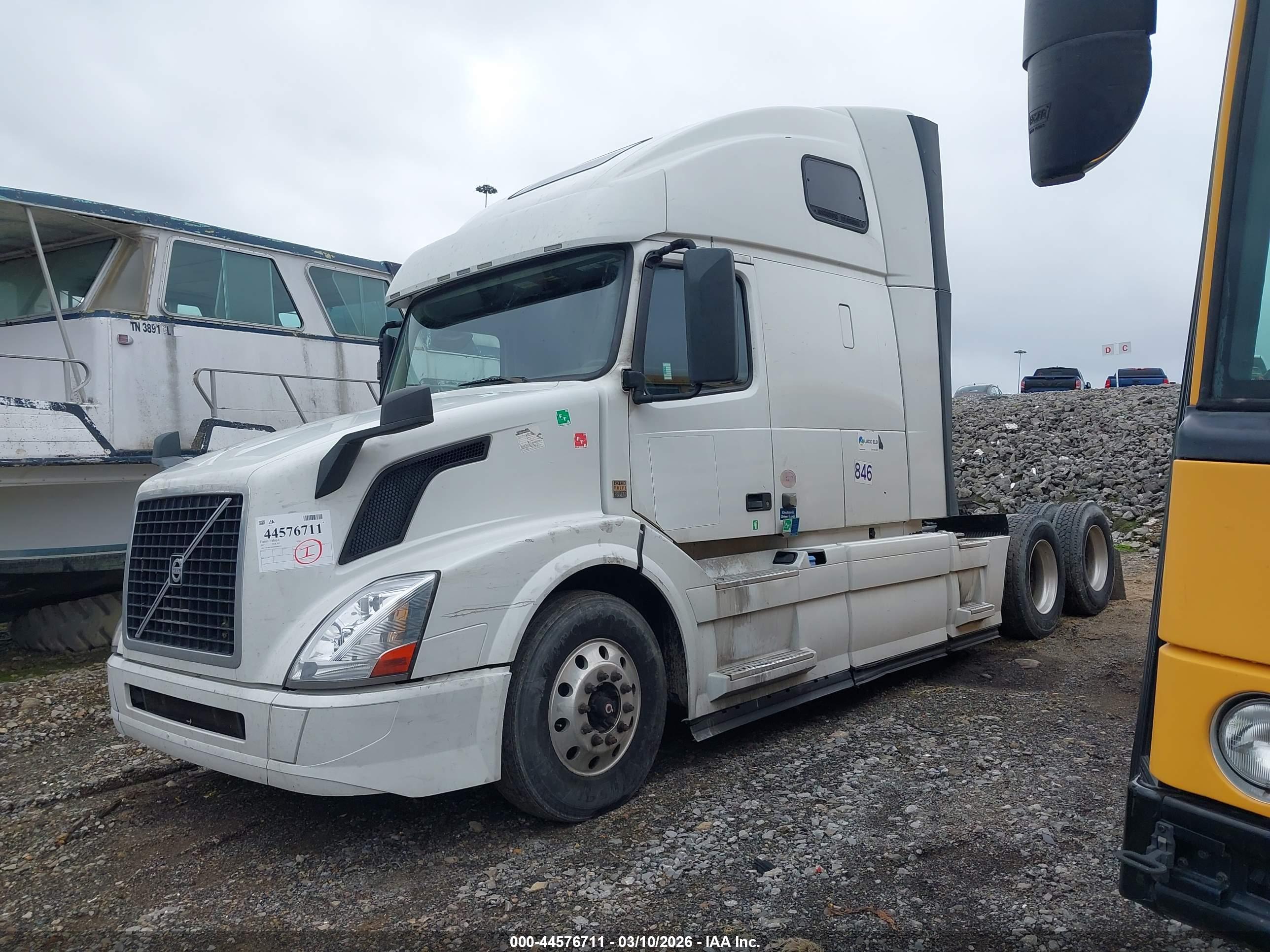 VOLVO VNL image 2