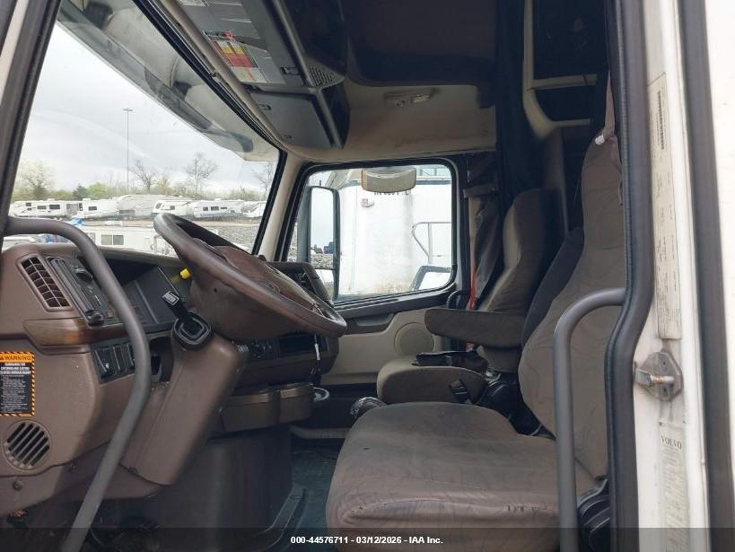VOLVO VNL image 5