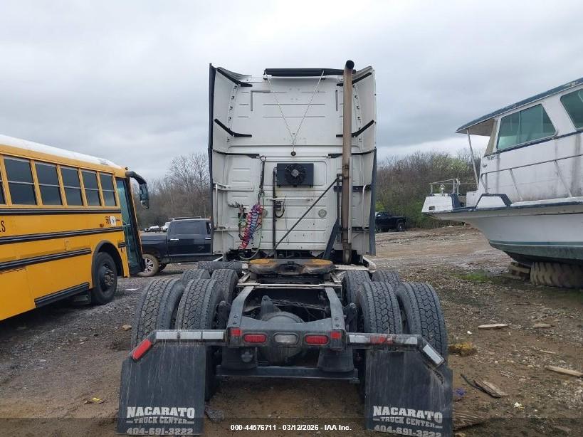 VOLVO VNL image 8