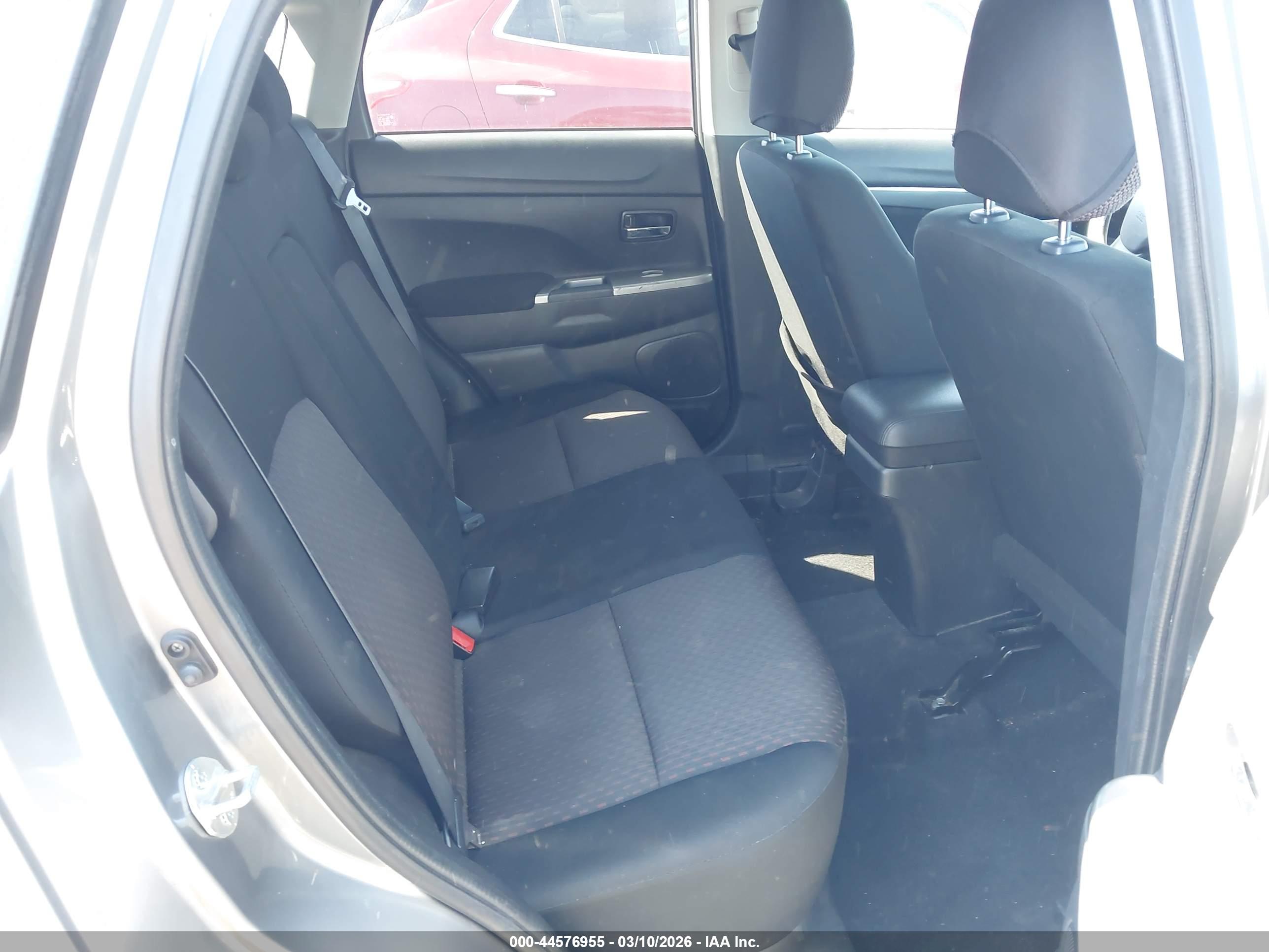 MITSUBISHI OUTLANDER image 8