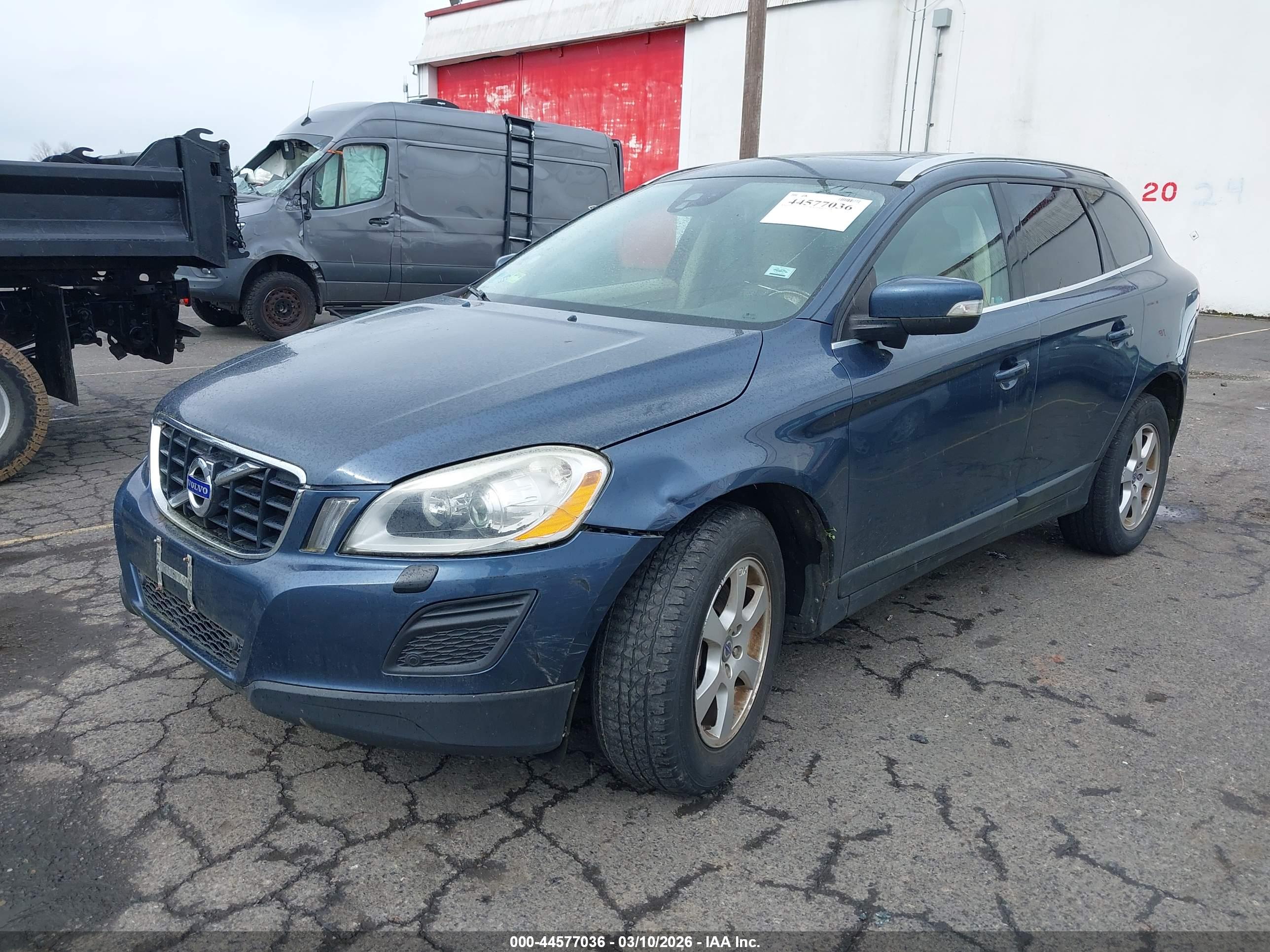 VOLVO XC60 image 2