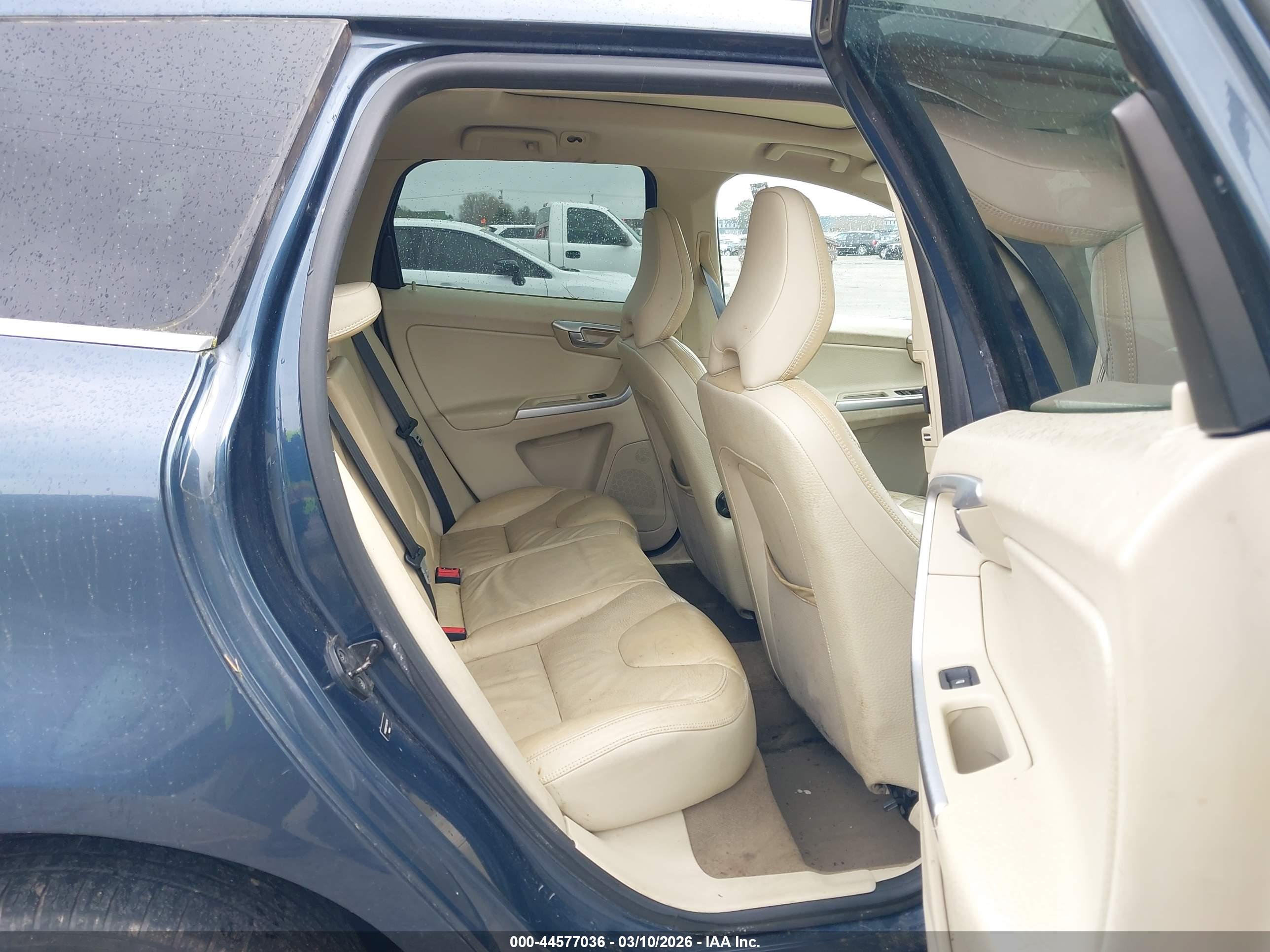VOLVO XC60 image 8
