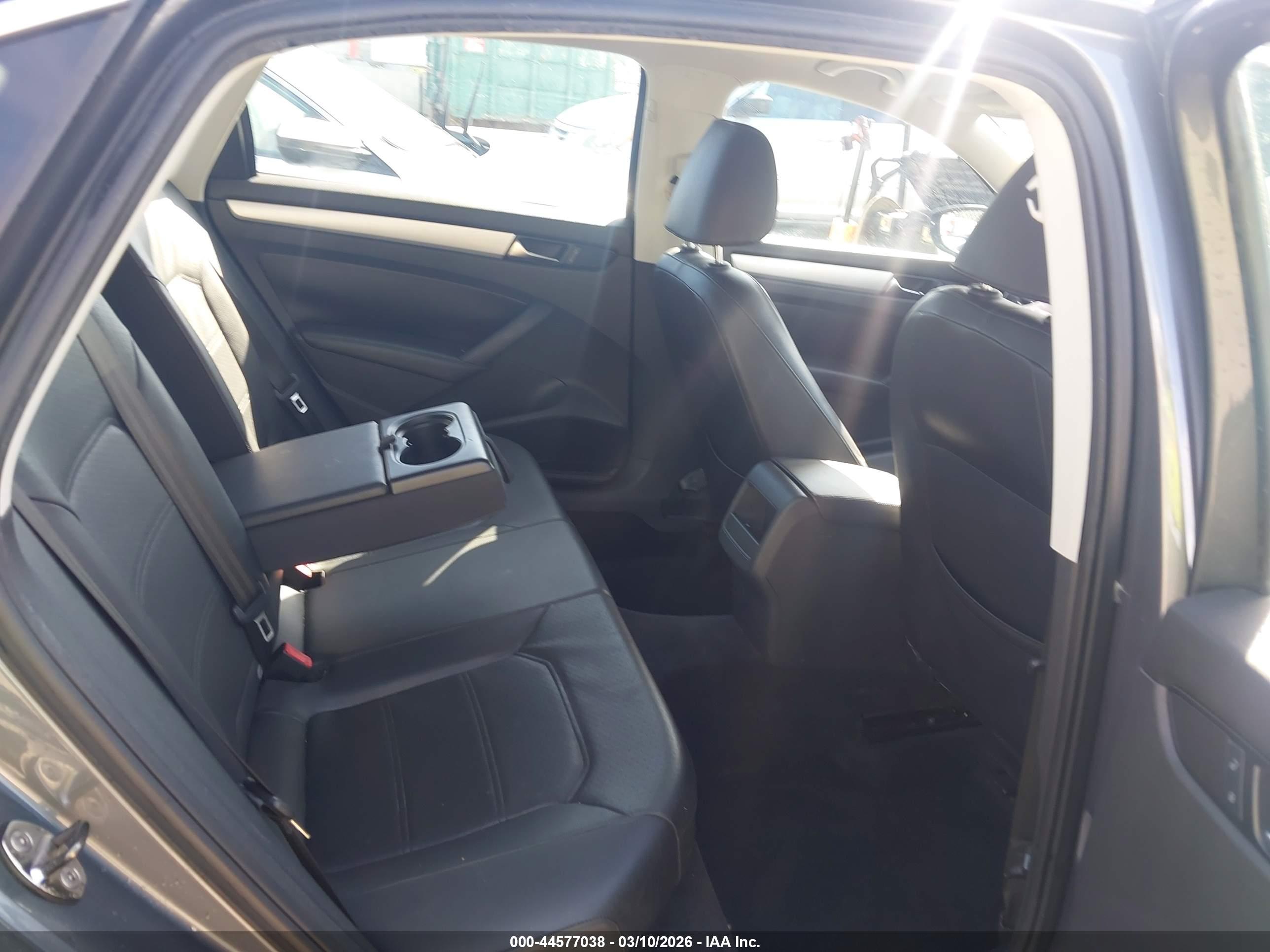 VOLKSWAGEN PASSAT image 8