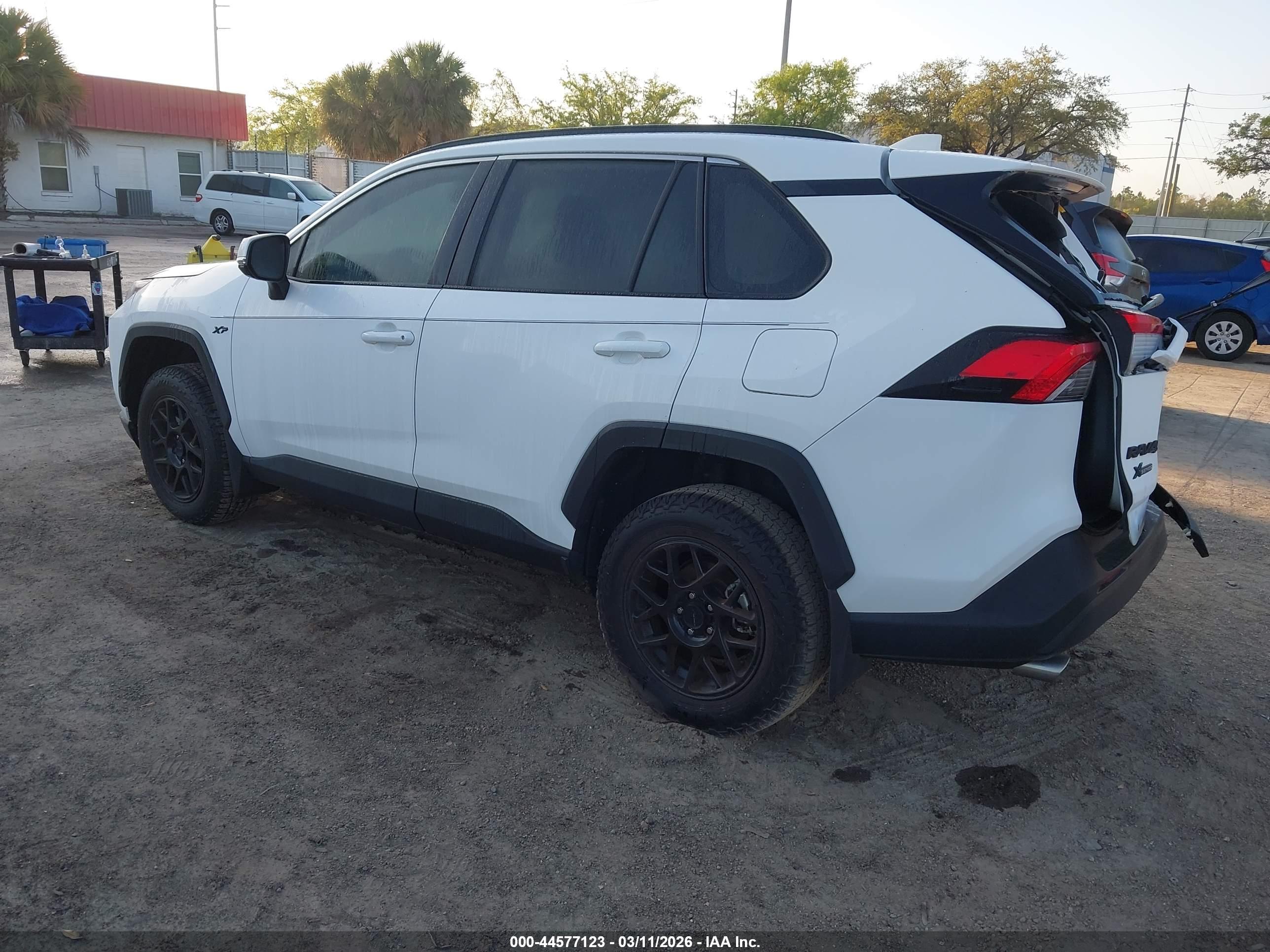 TOYOTA RAV4 image 3