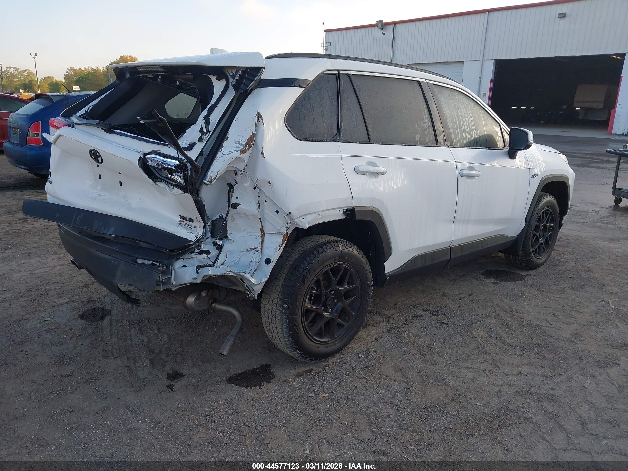 TOYOTA RAV4 image 4