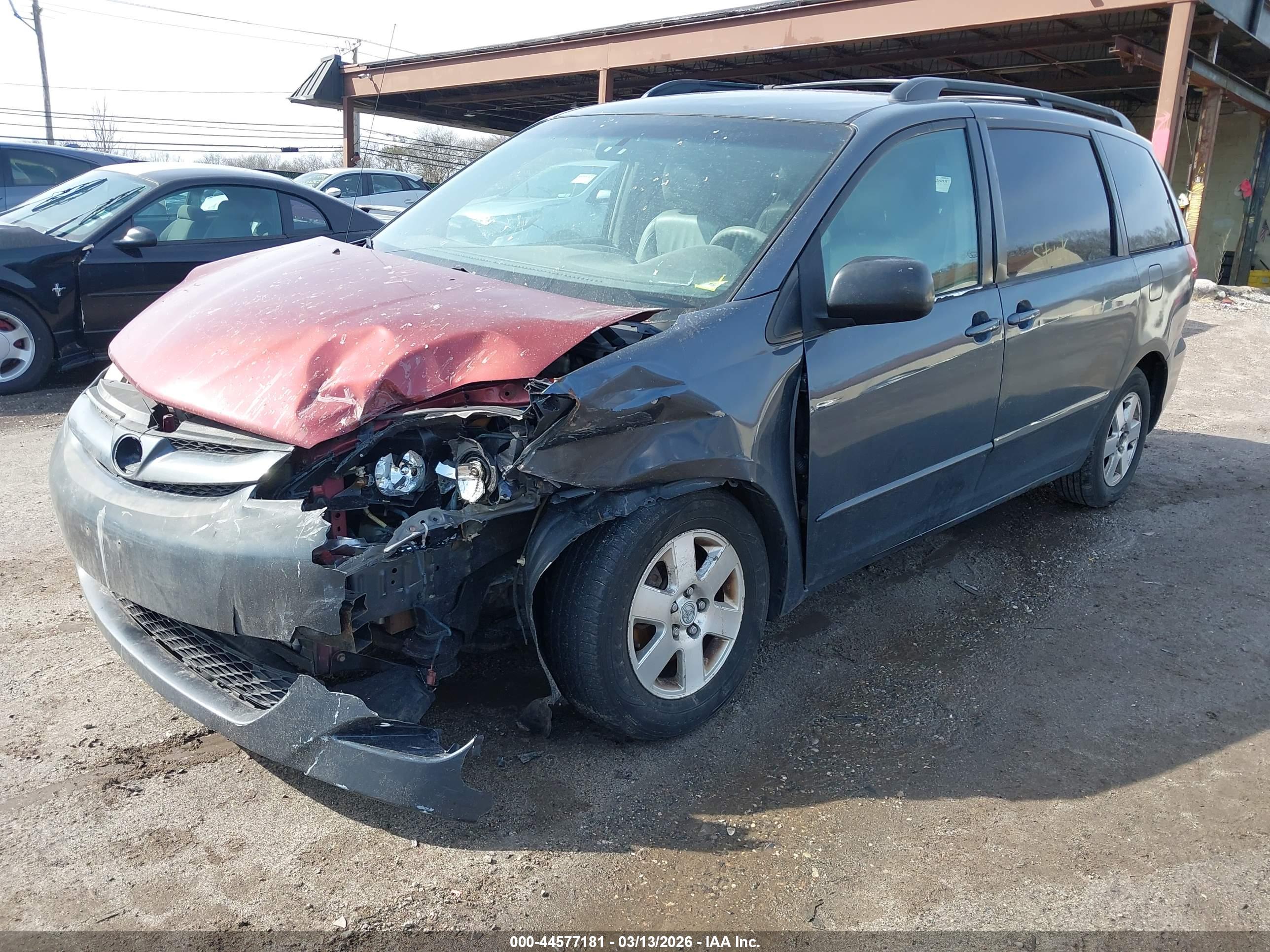 TOYOTA SIENNA image 2