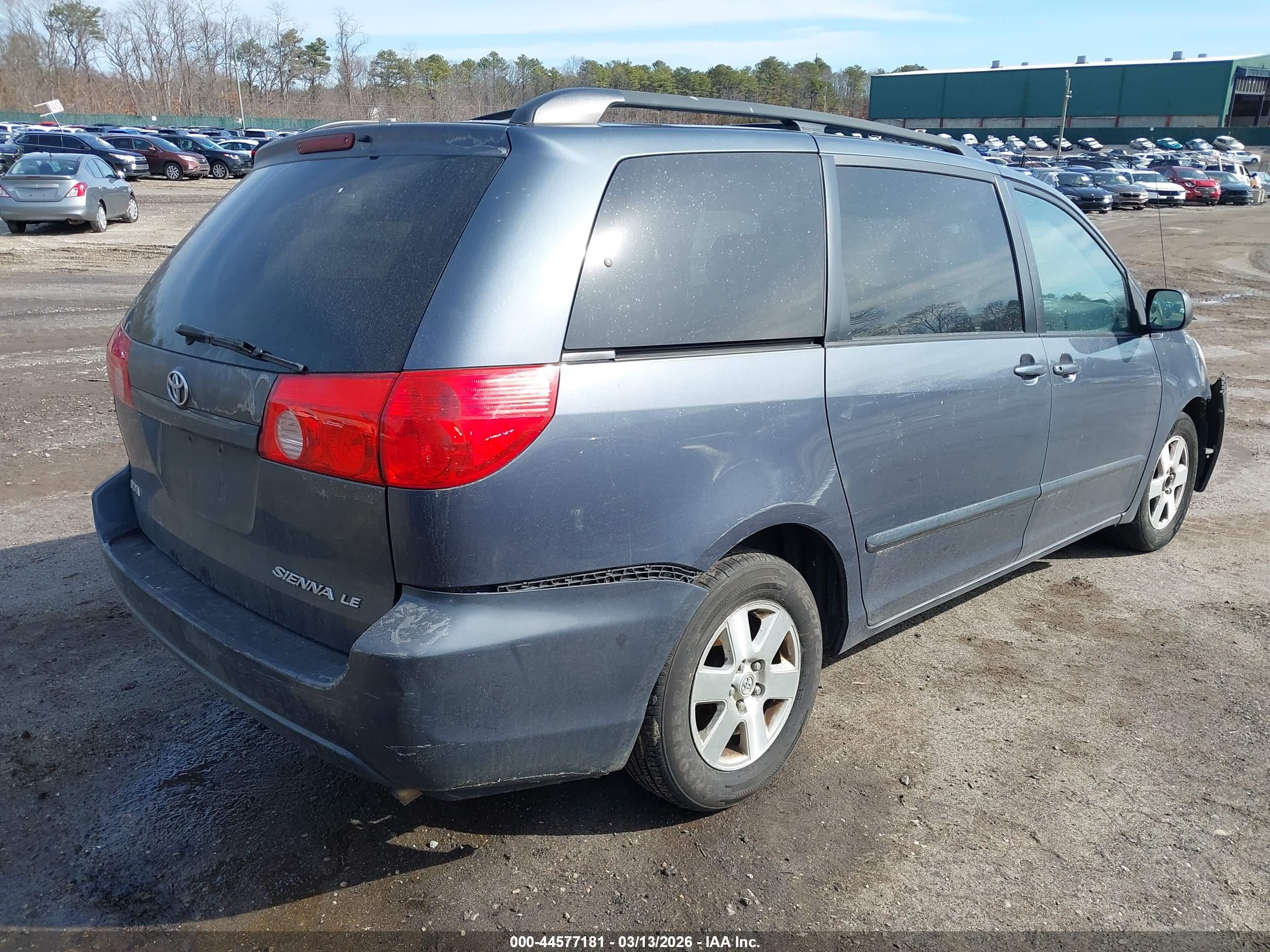 TOYOTA SIENNA image 4