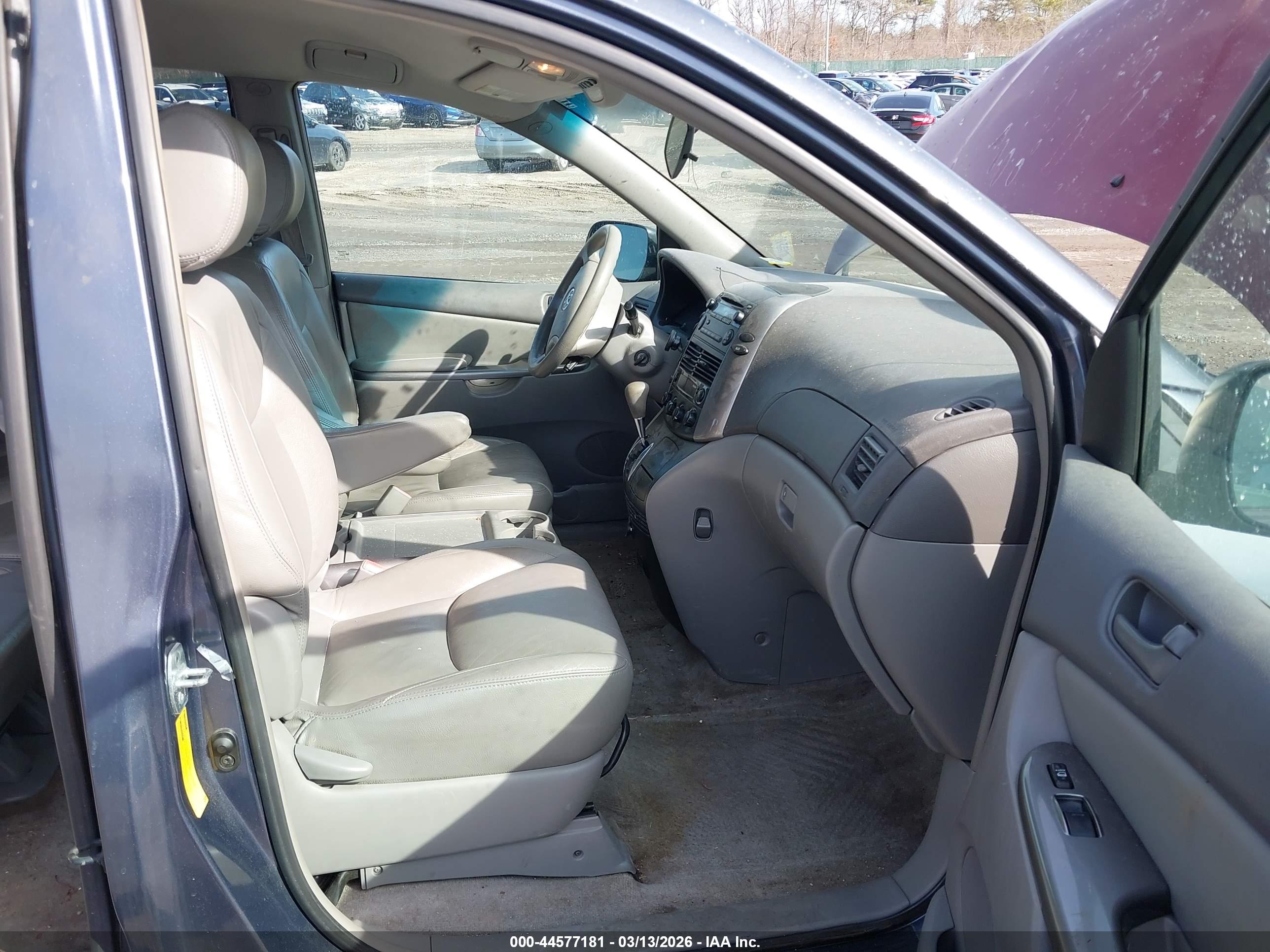 TOYOTA SIENNA image 5
