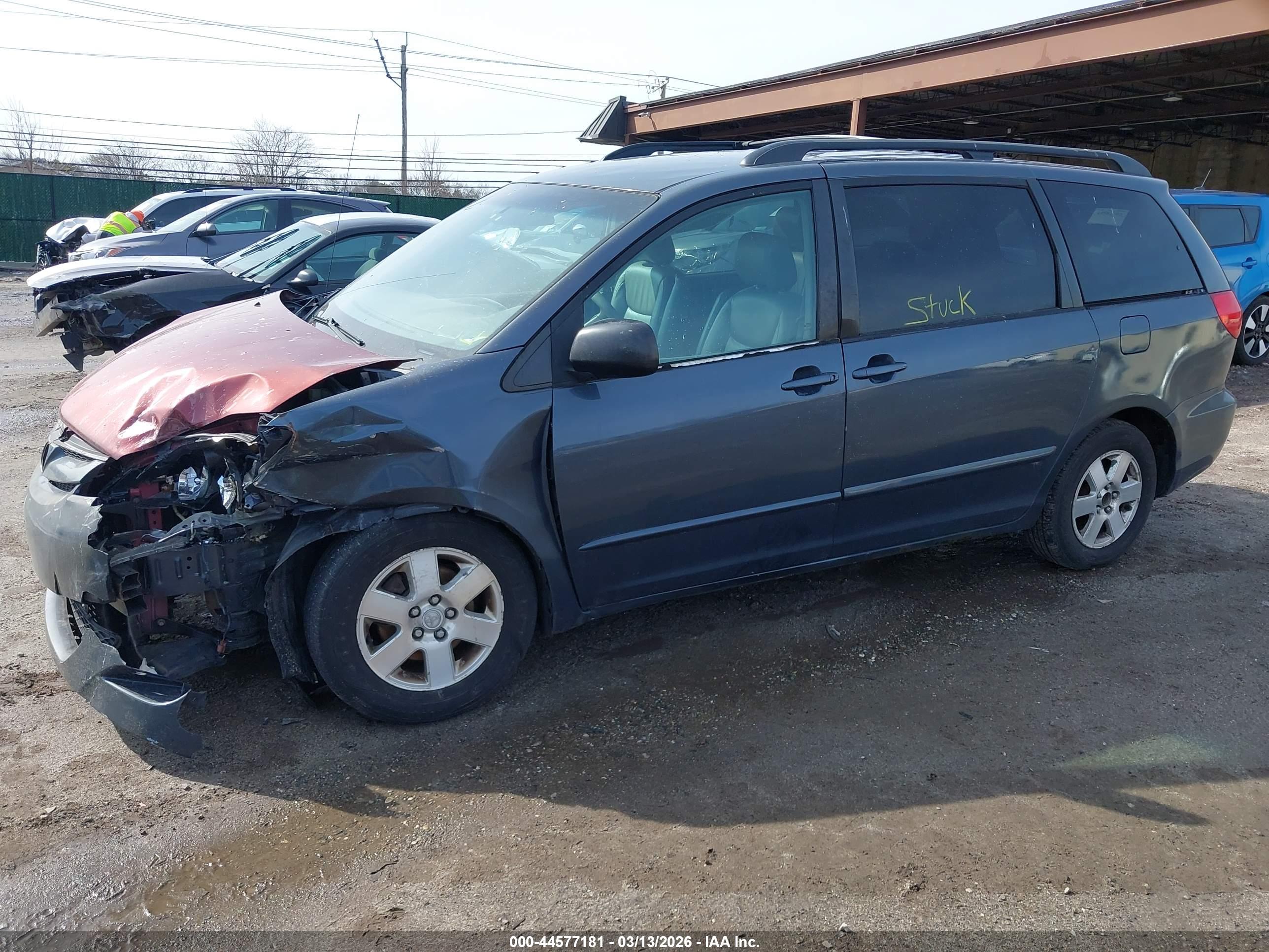 TOYOTA SIENNA image 6