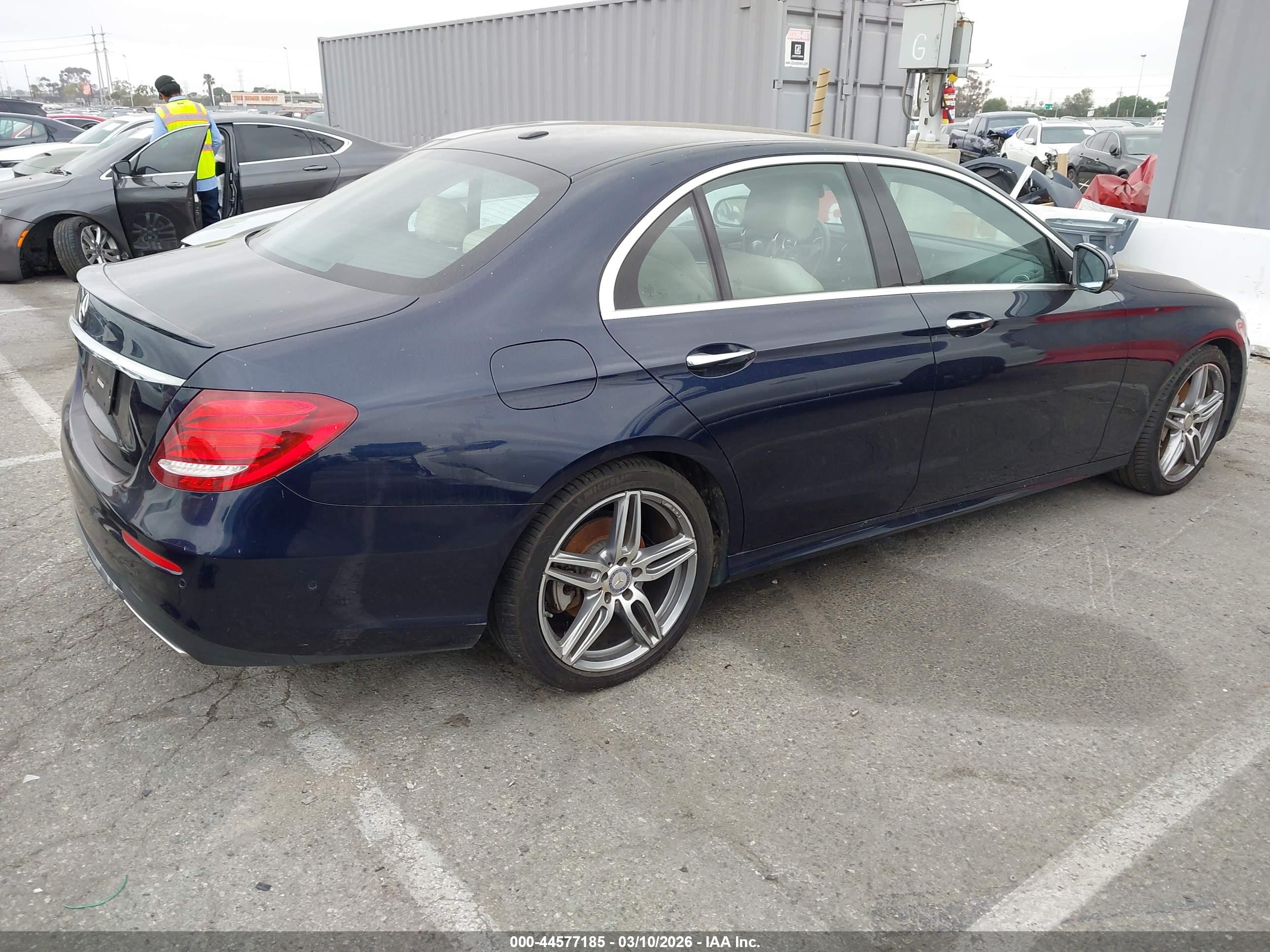 MERCEDES-BENZ E image 4