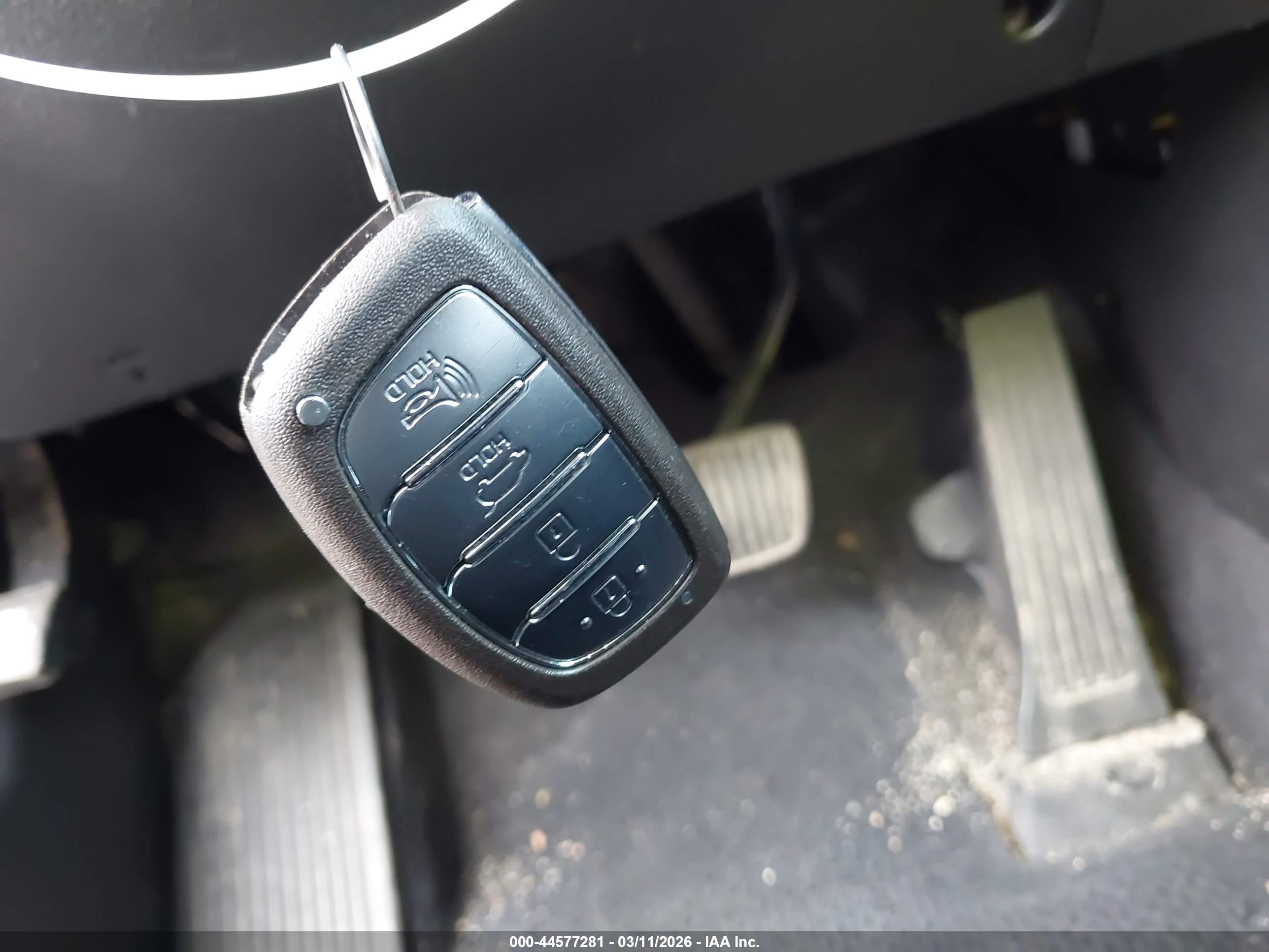 HYUNDAI TUCSON image 11