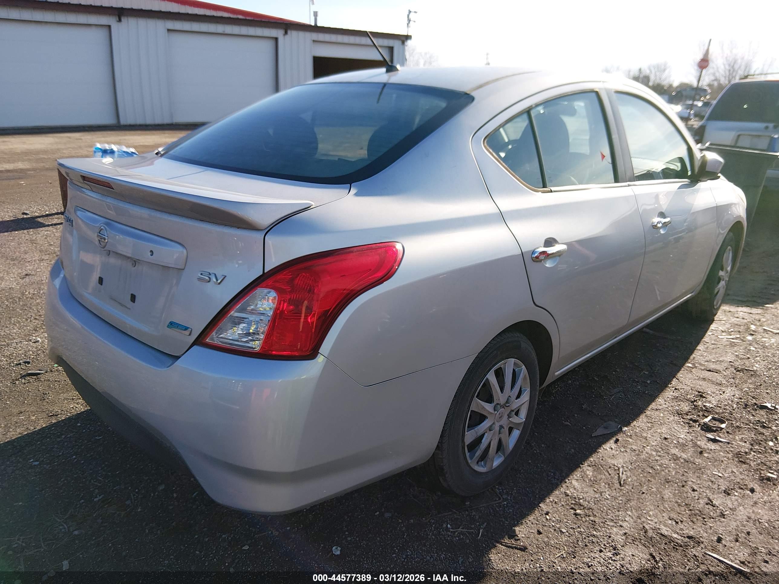 NISSAN VERSA image 4