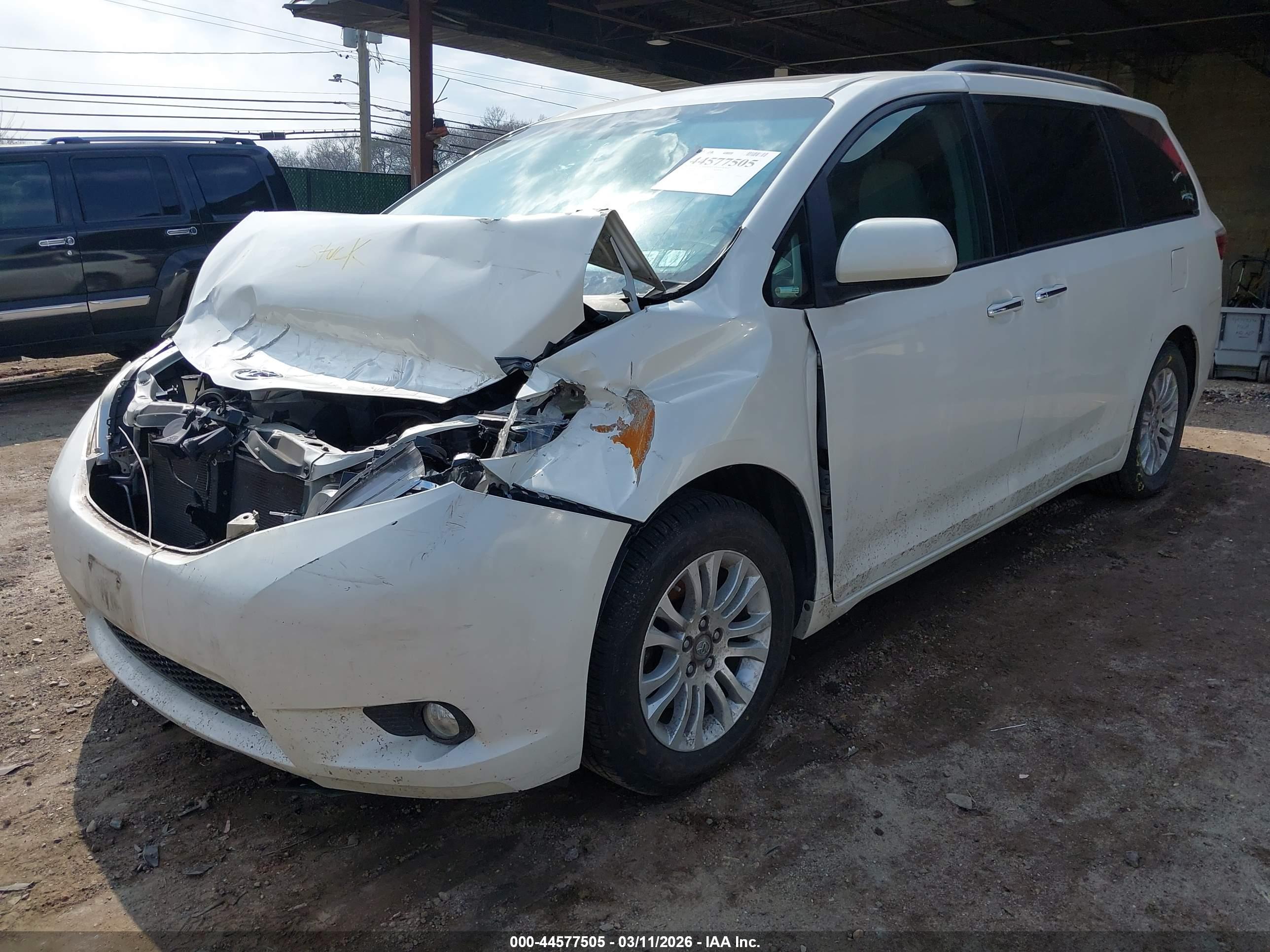 TOYOTA SIENNA image 2