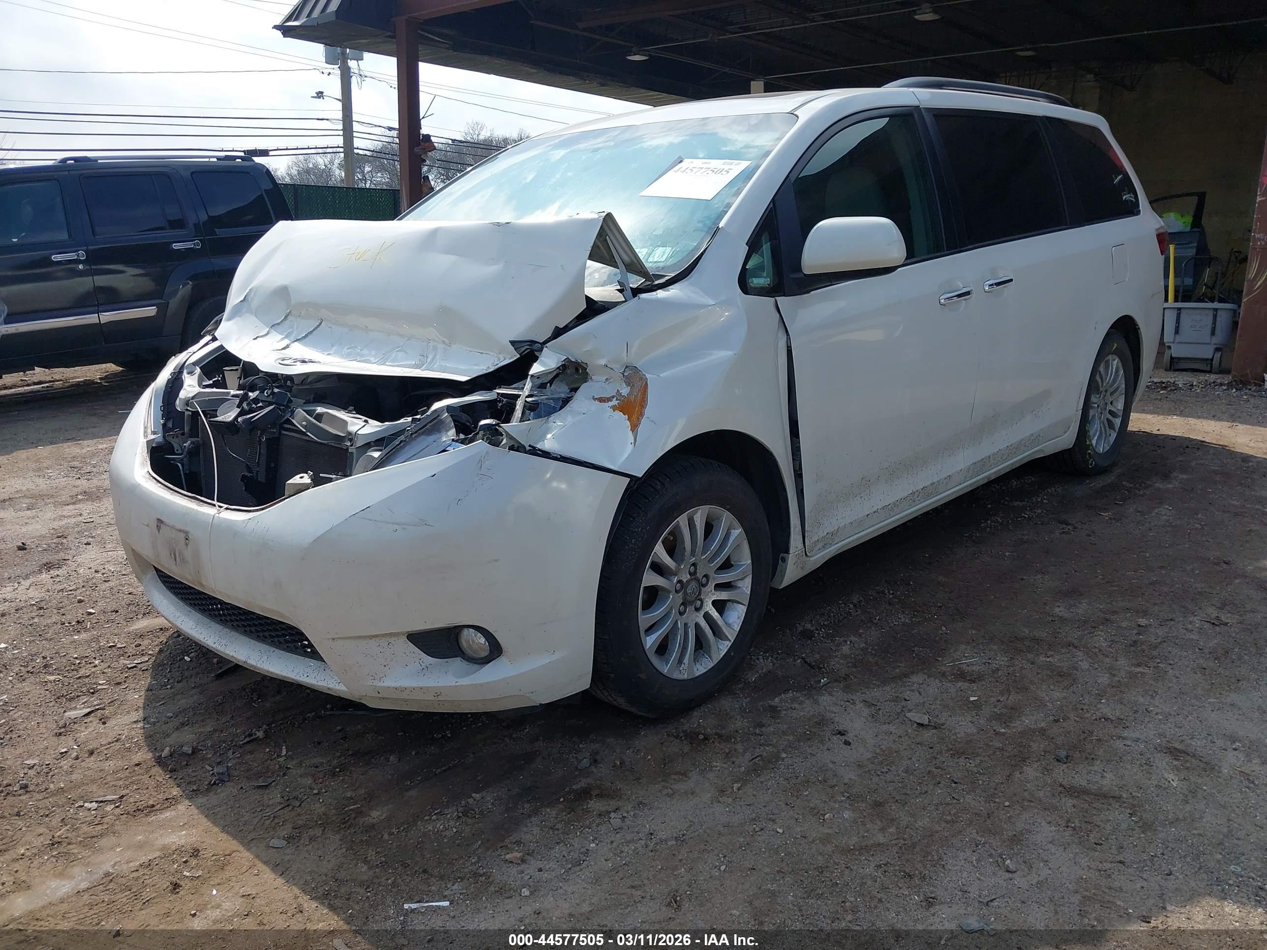 TOYOTA SIENNA image 6