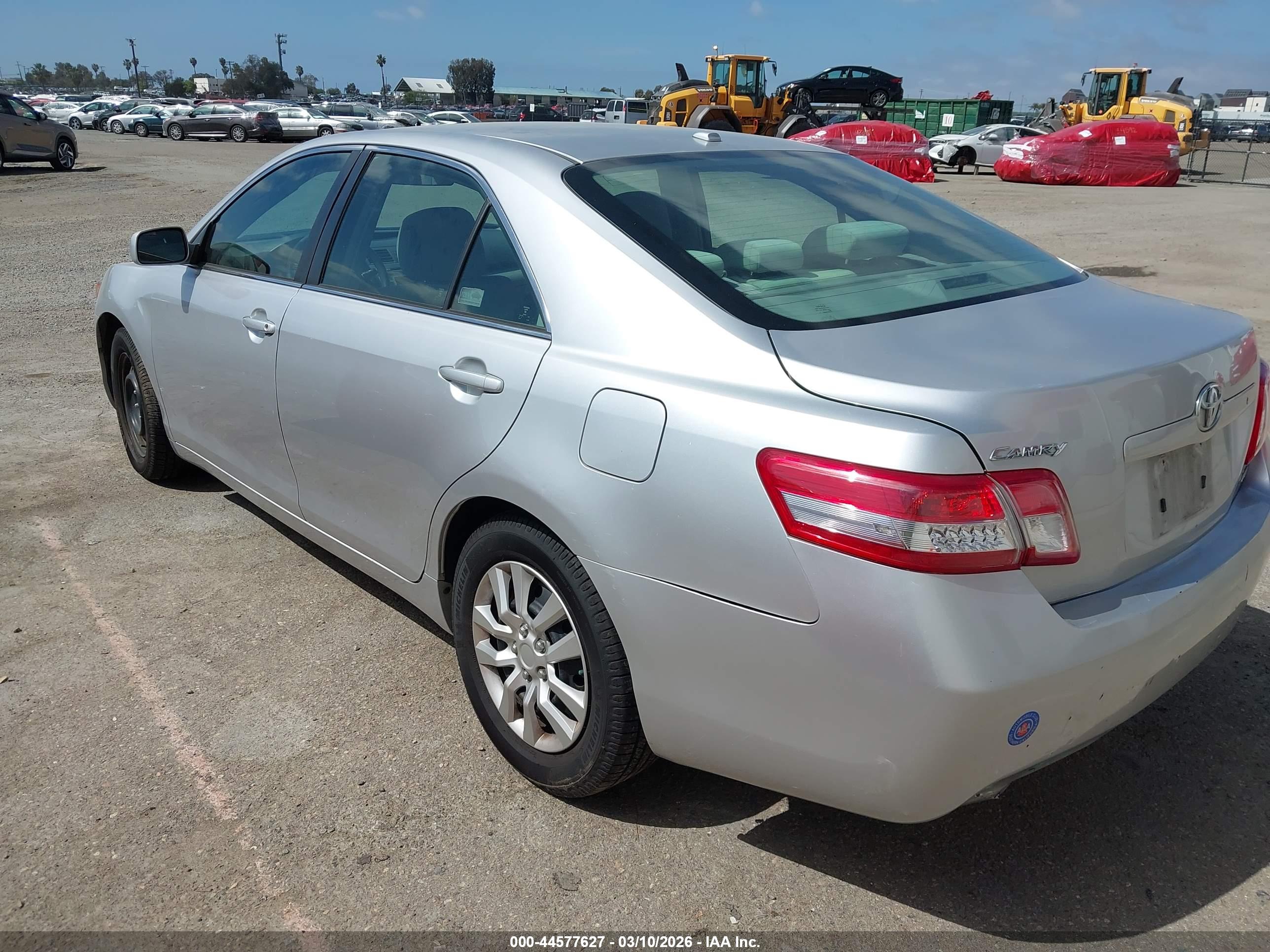 TOYOTA CAMRY image 3