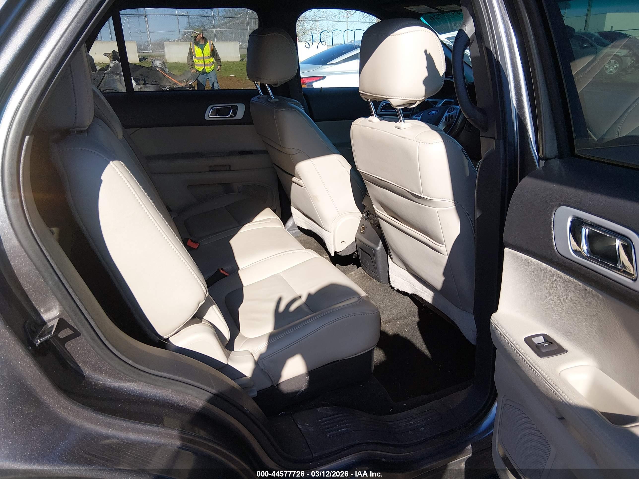 FORD EXPLORER image 8
