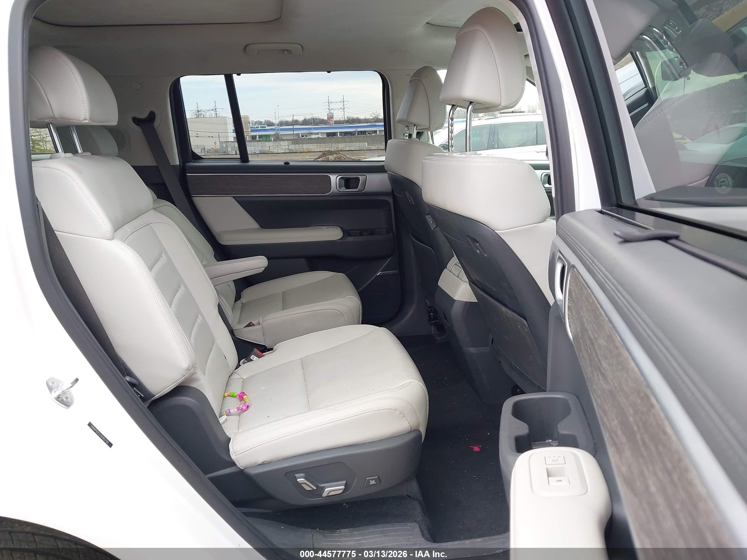 HYUNDAI SANTA image 8