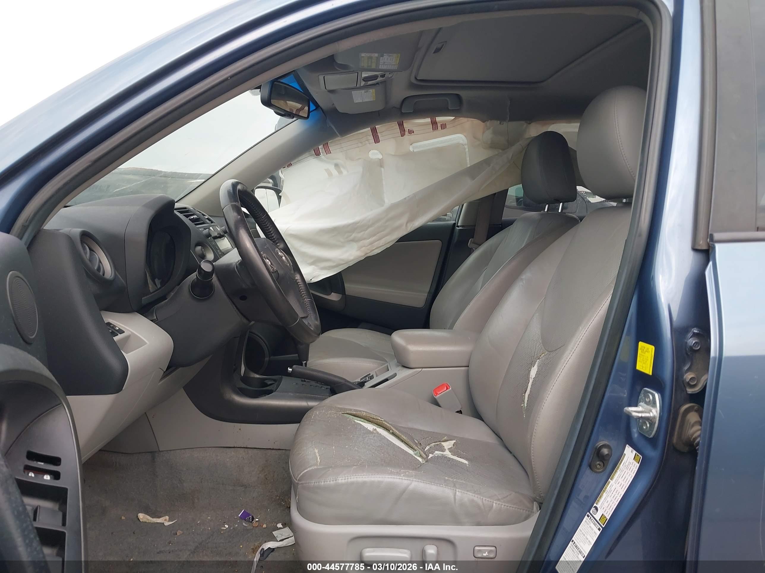 TOYOTA RAV4 image 5