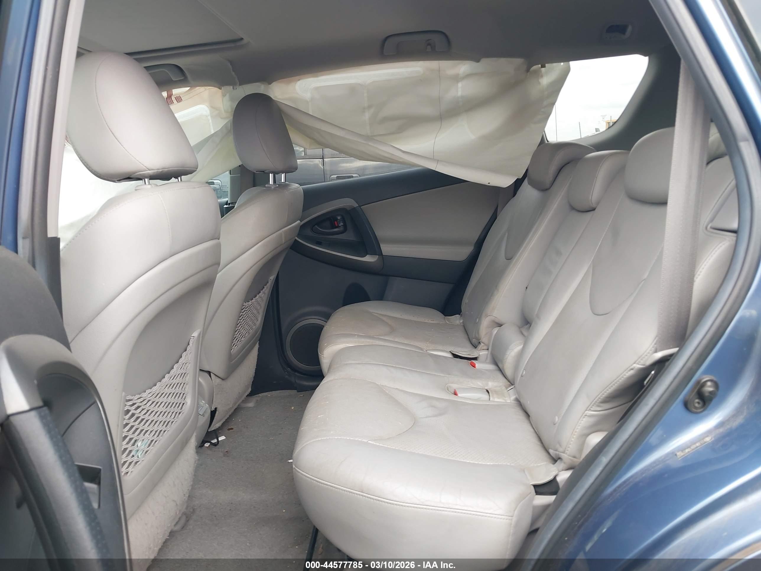 TOYOTA RAV4 image 8