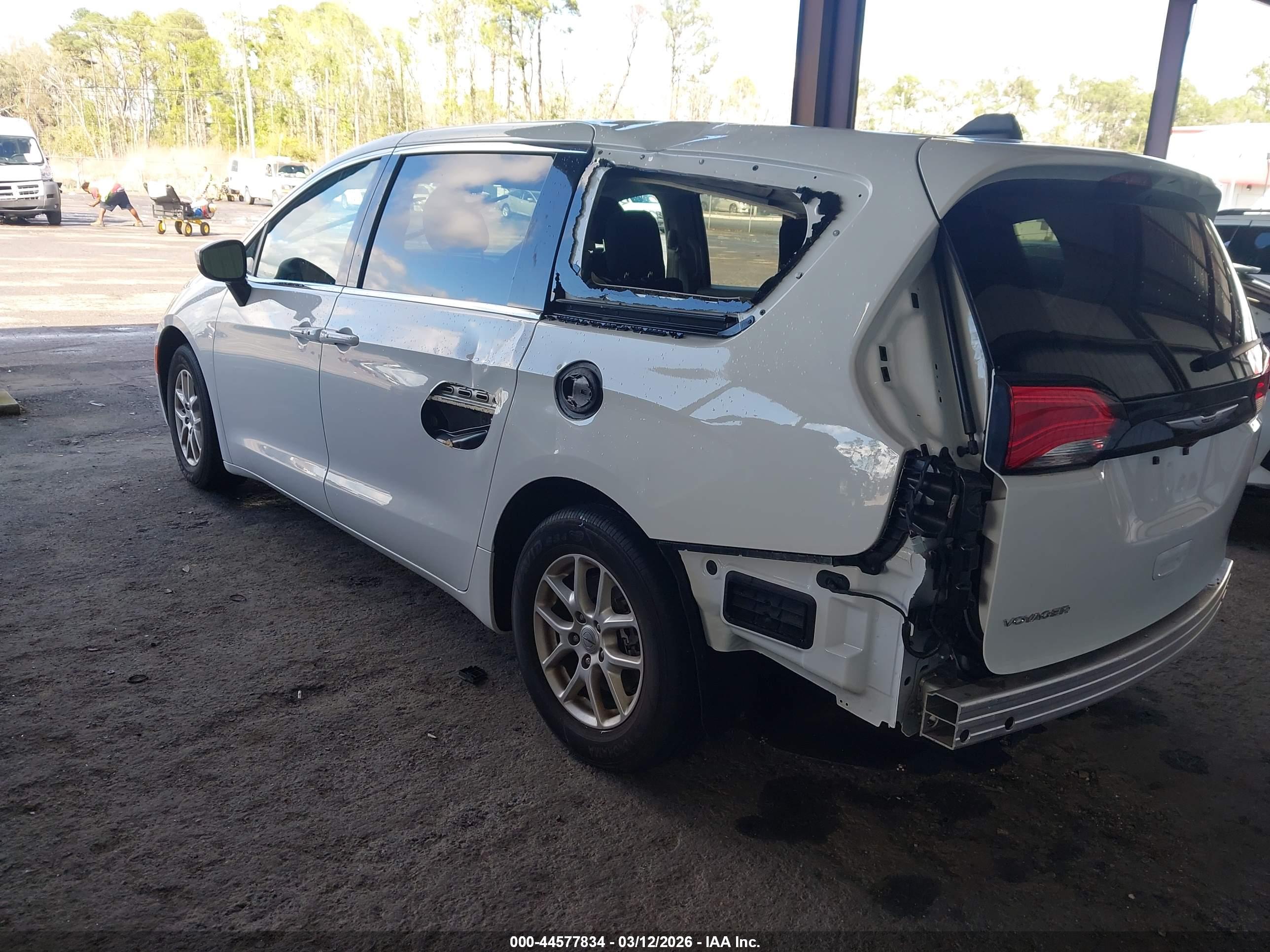 CHRYSLER VOYAGER image 3