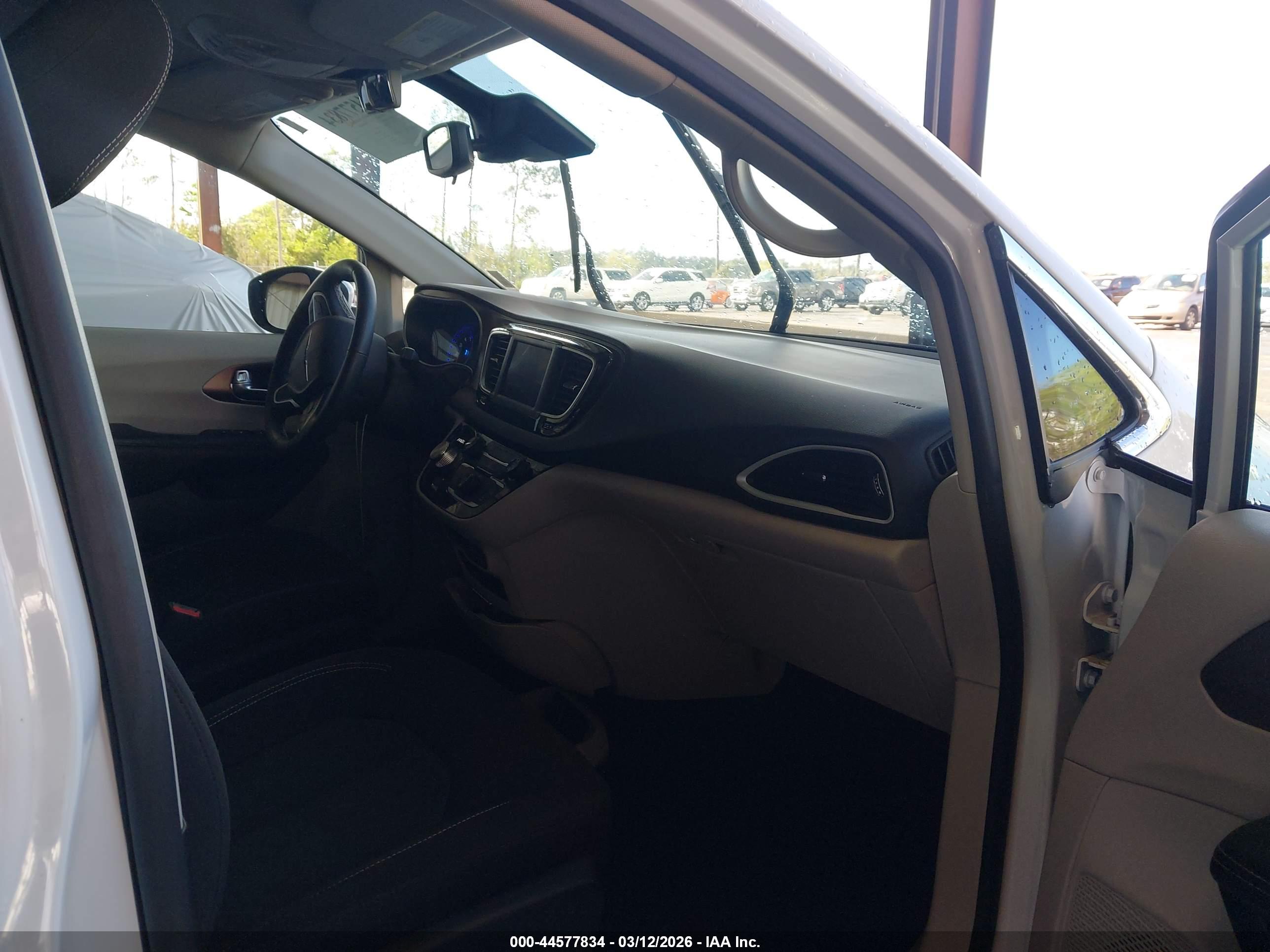 CHRYSLER VOYAGER image 5