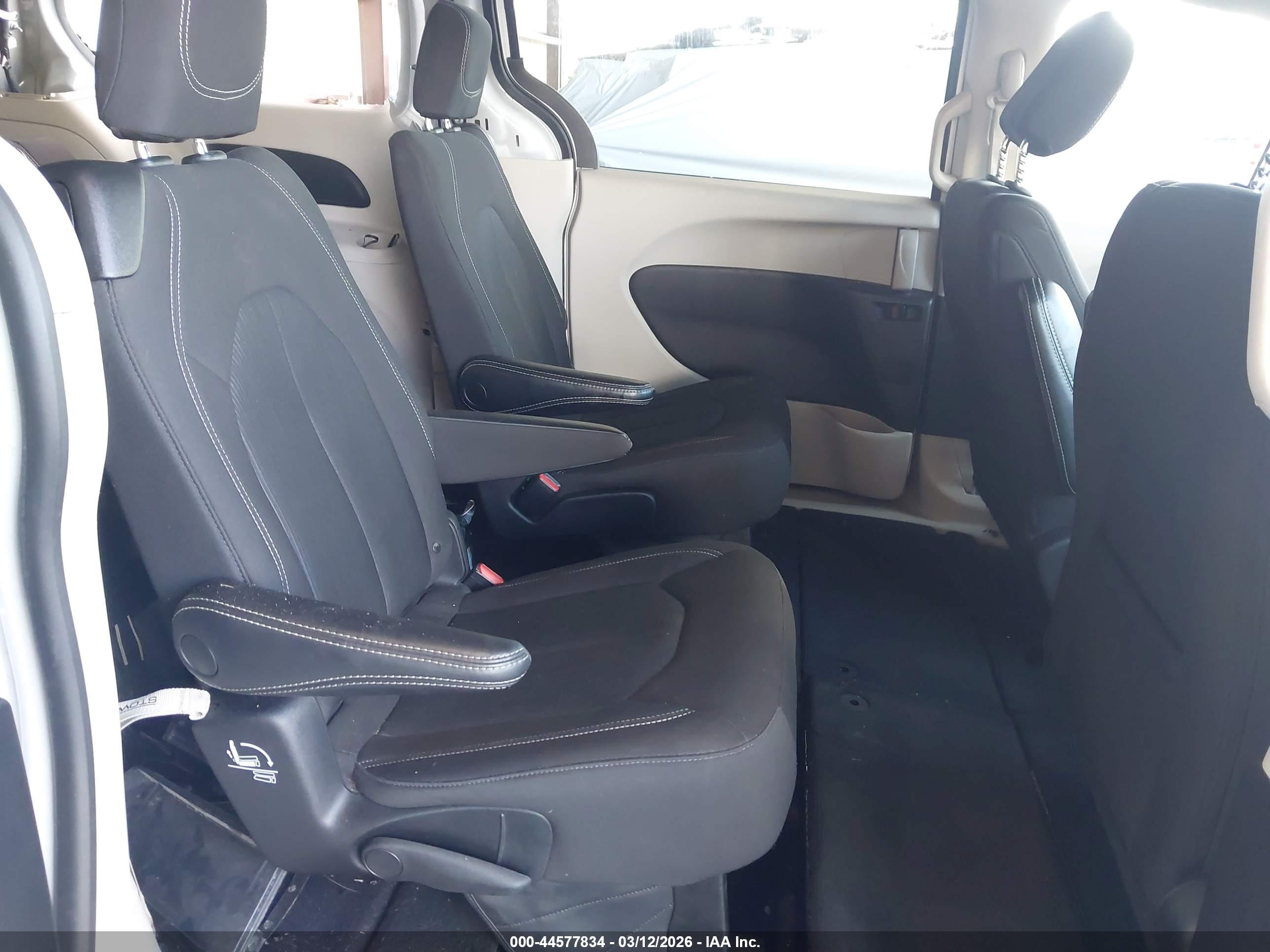 CHRYSLER VOYAGER image 8