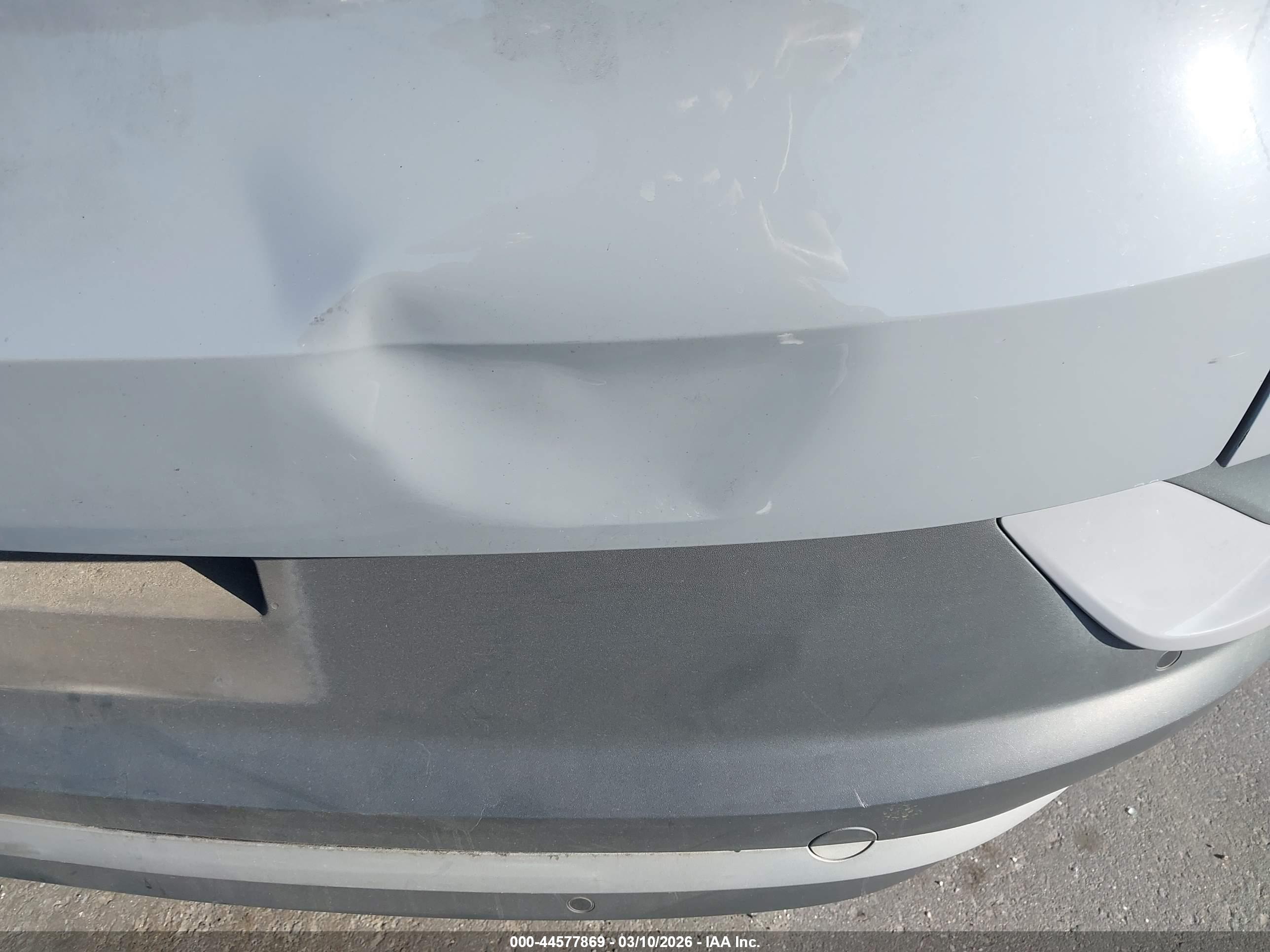 VOLKSWAGEN ID.4 image 6