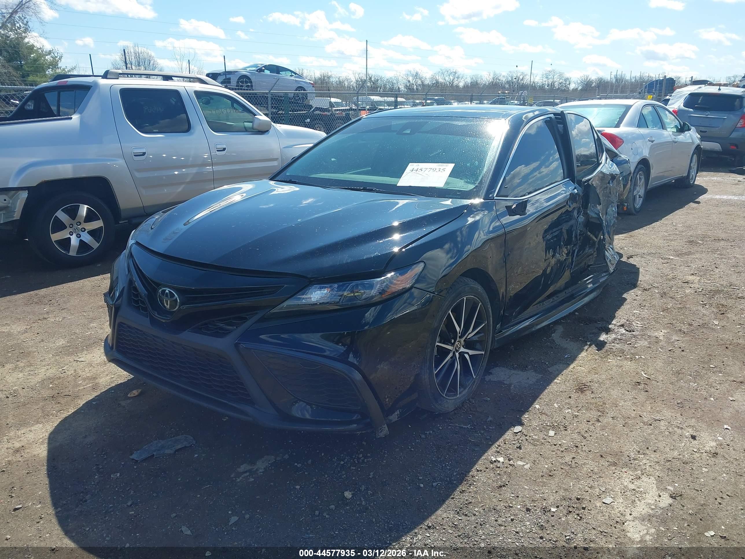 TOYOTA CAMRY image 2