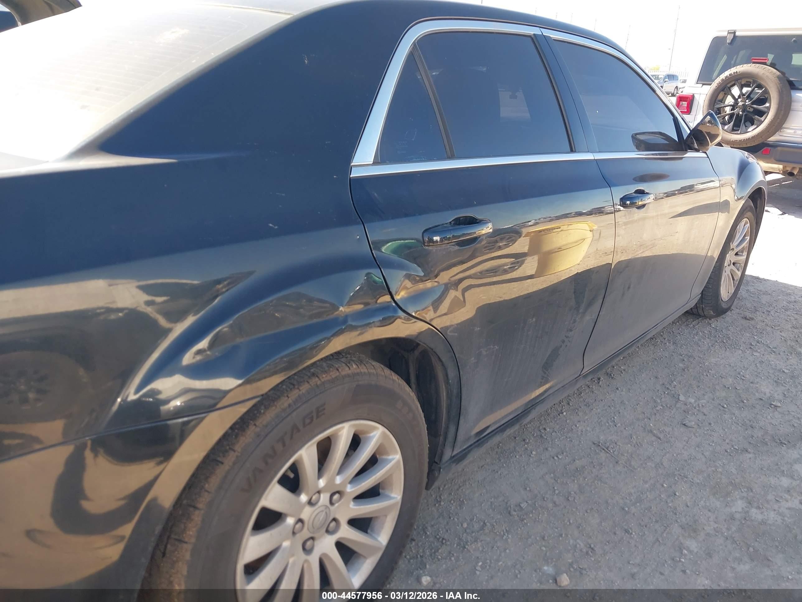 CHRYSLER 300 image 6