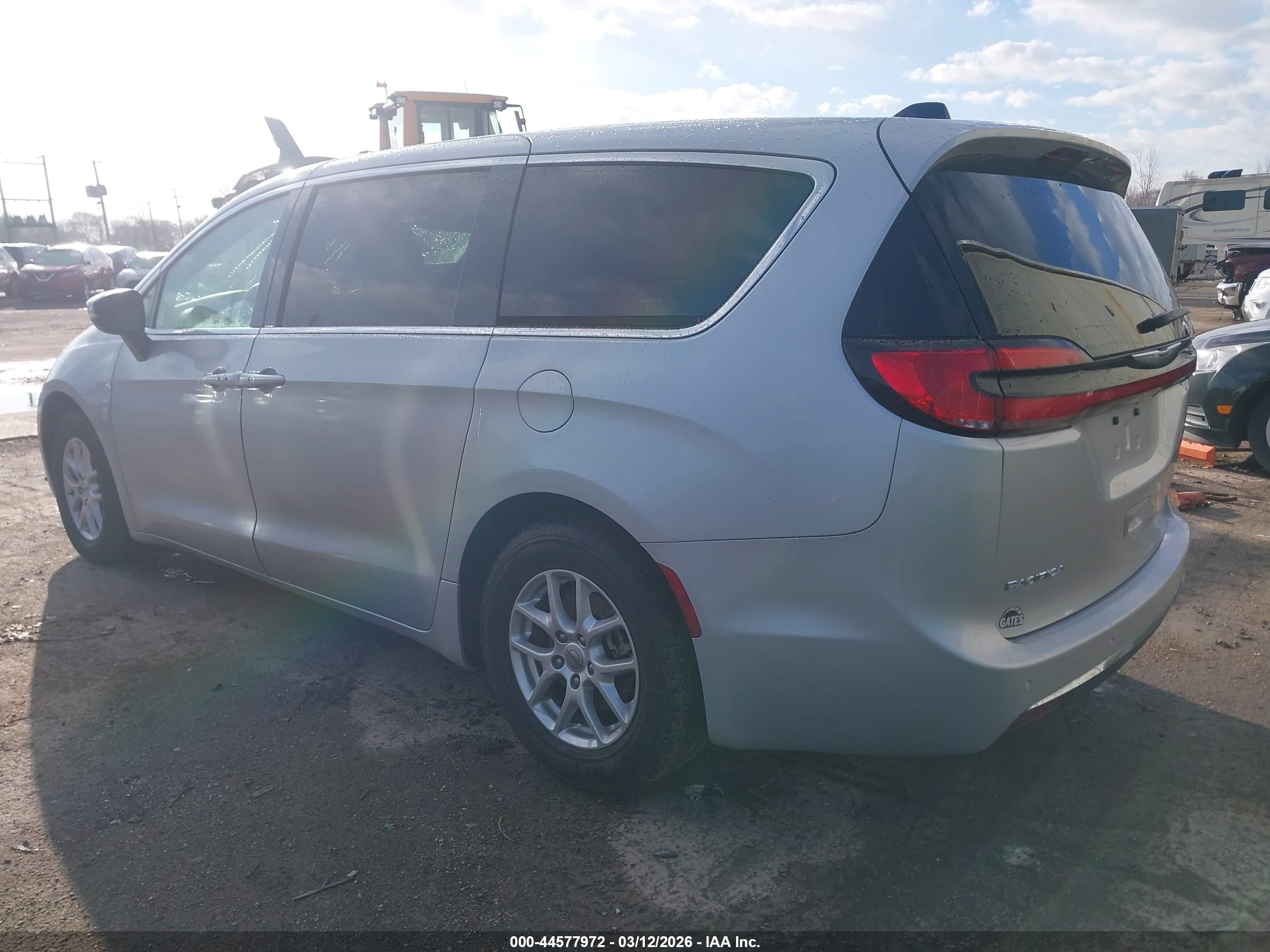 CHRYSLER PACIFICA image 3