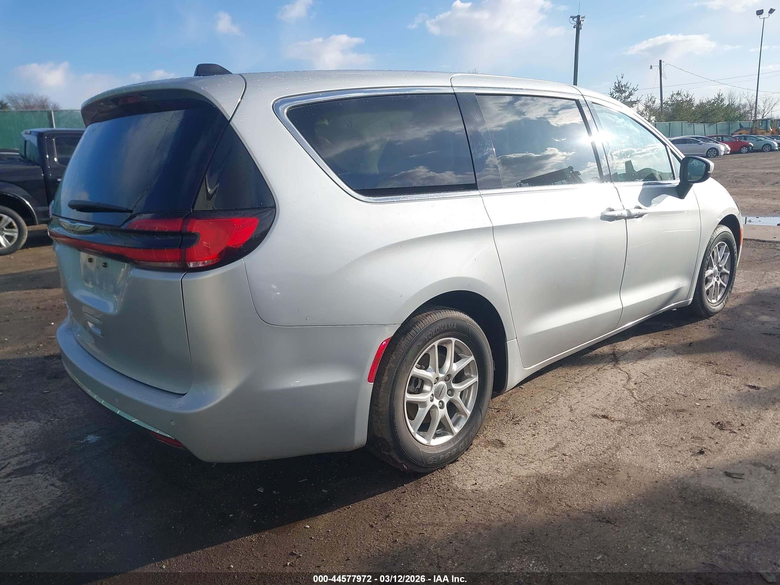 CHRYSLER PACIFICA image 4