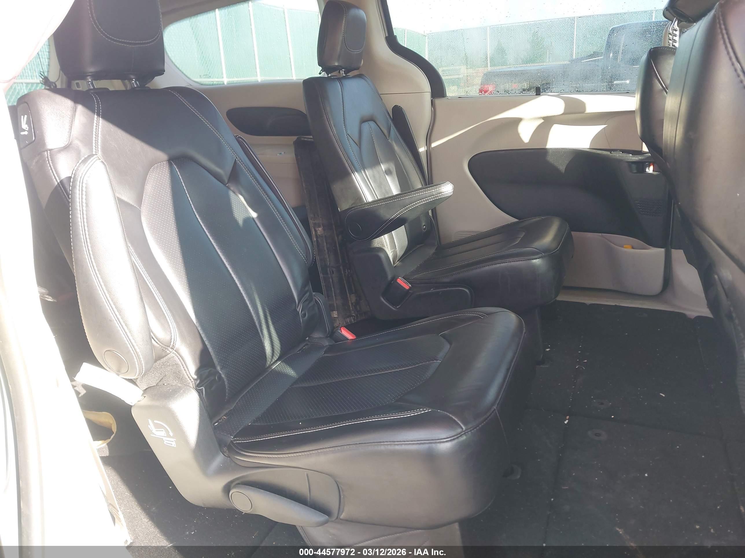 CHRYSLER PACIFICA image 8