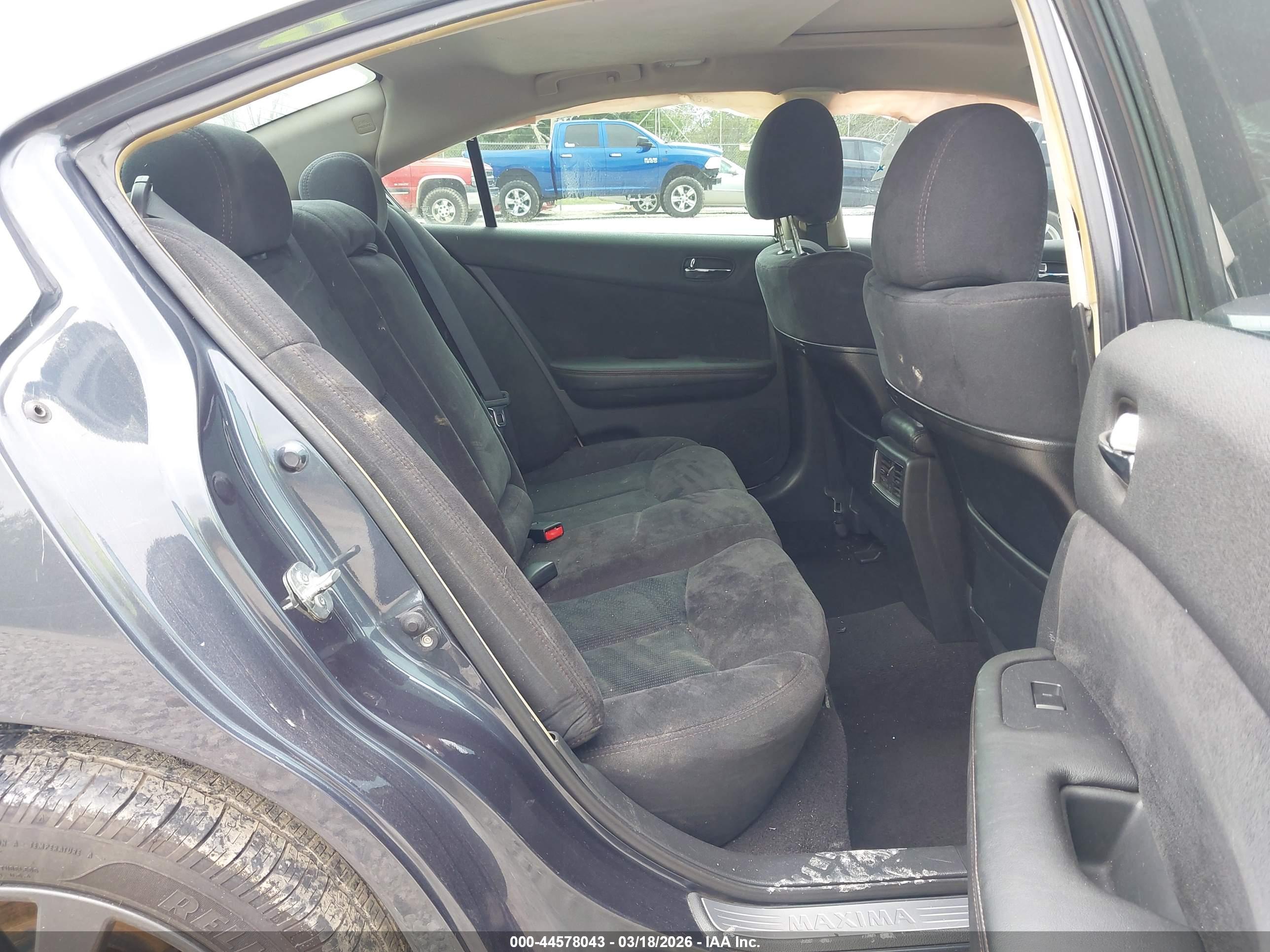 NISSAN MAXIMA image 8