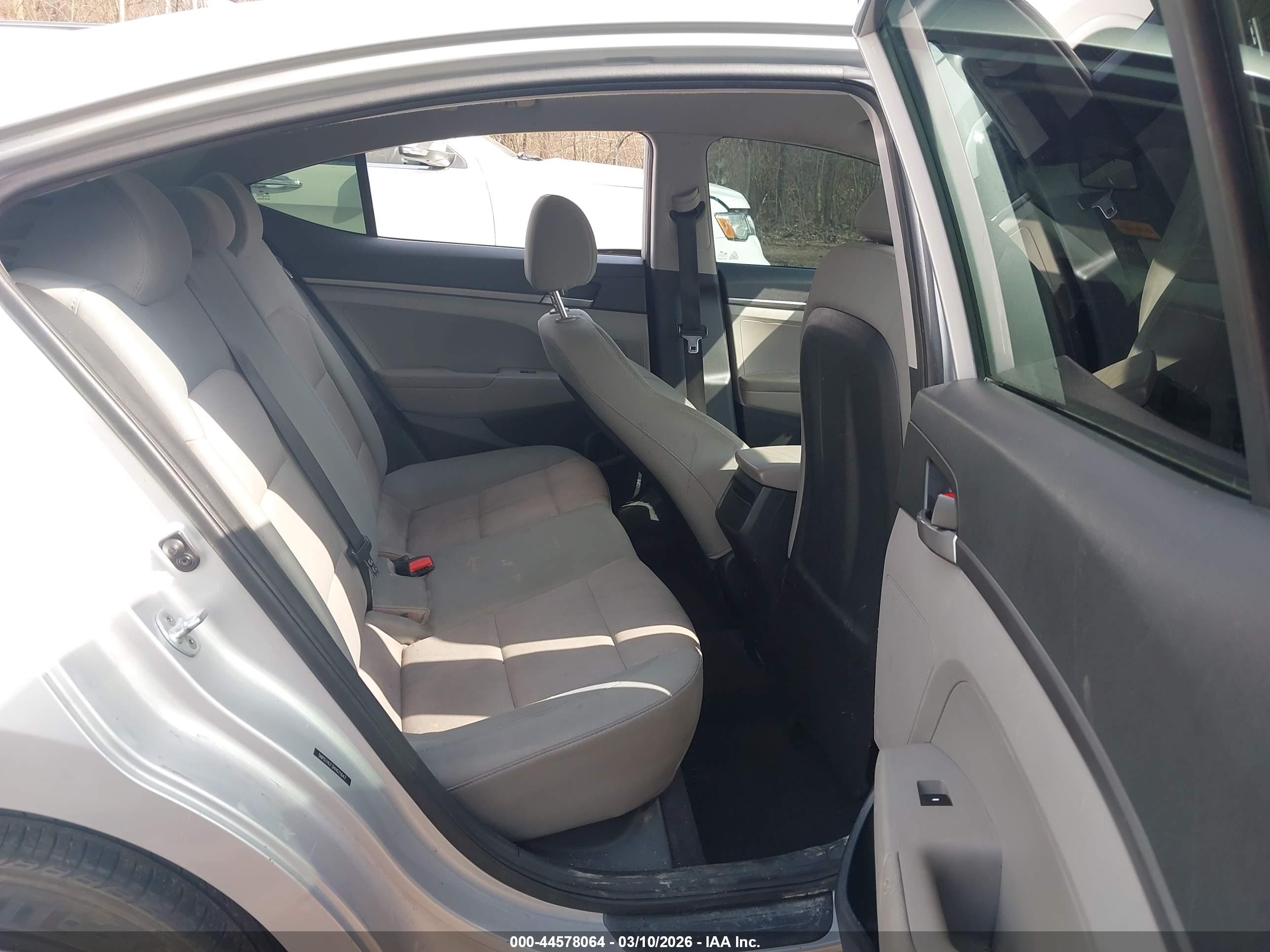 HYUNDAI ELANTRA image 8
