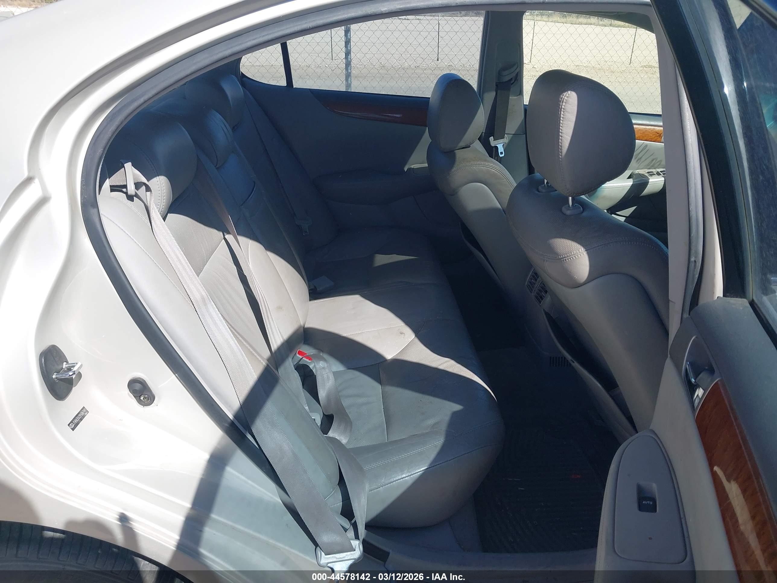LEXUS ES image 8